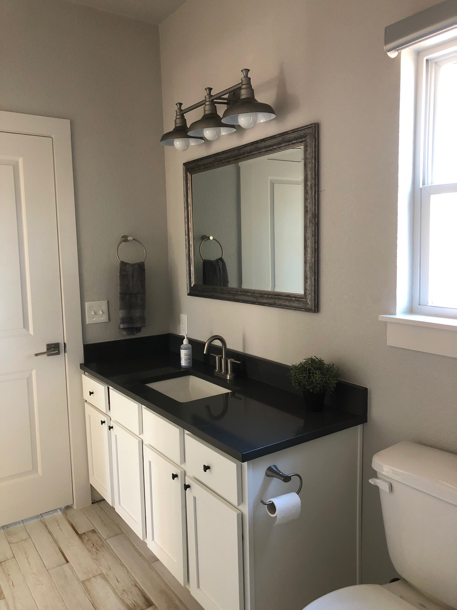 Farmhouse Cottages and Luxury RV PK