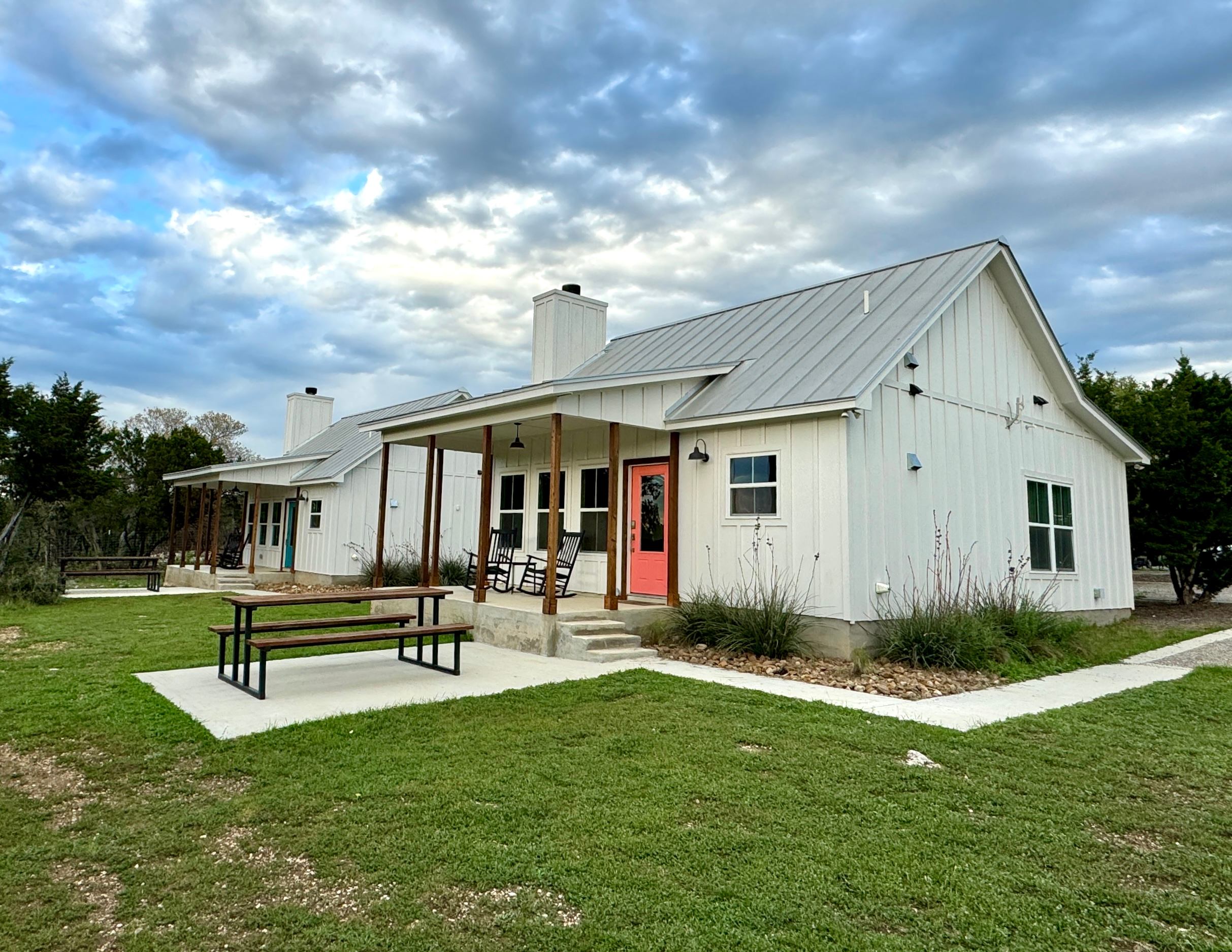 Farmhouse Cottages and Luxury RV PK