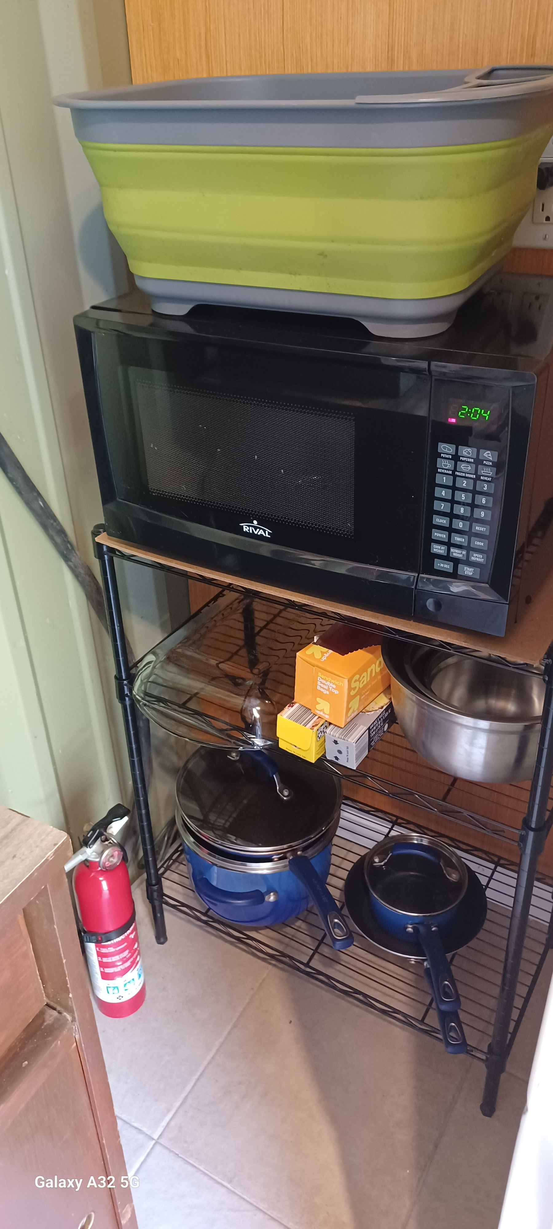 Microwave, dishes, toaster, coffee pot ... provided in the Kitchen Room to help you have a relaxing Florida vacation! 