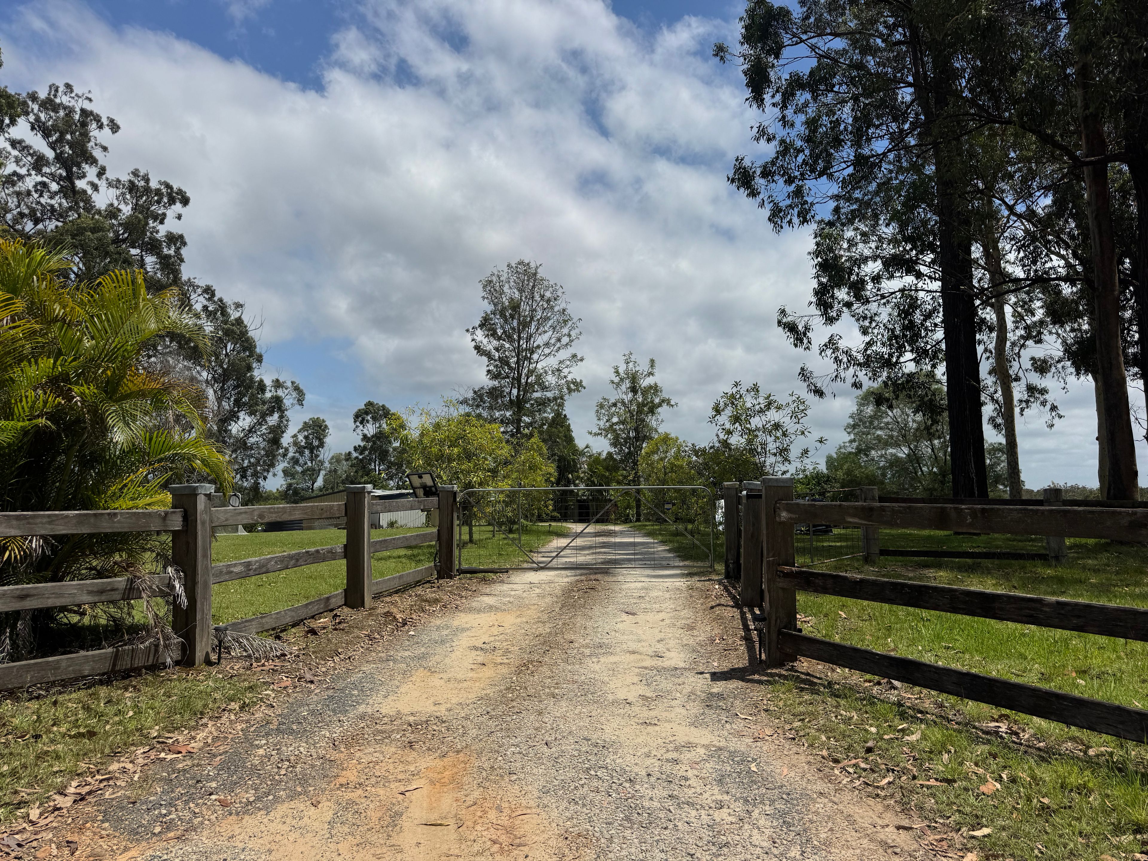 Front entrance with electric gate 