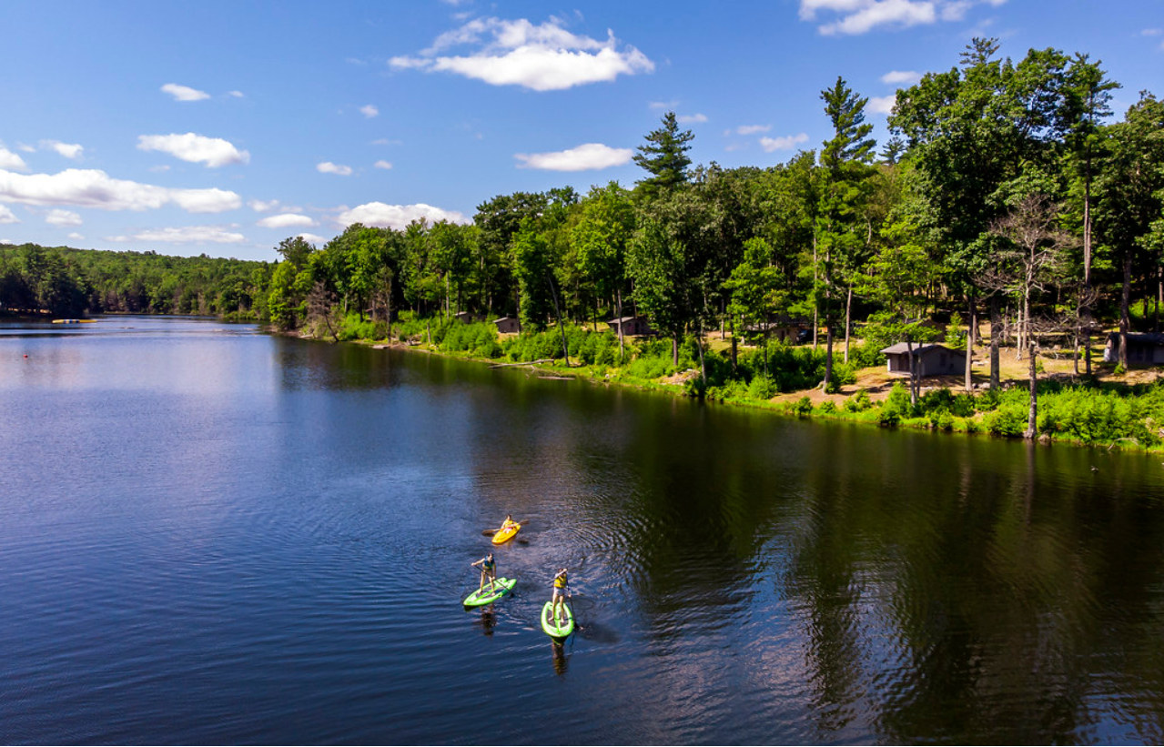 Ten Mile River: Lakeside Cabins