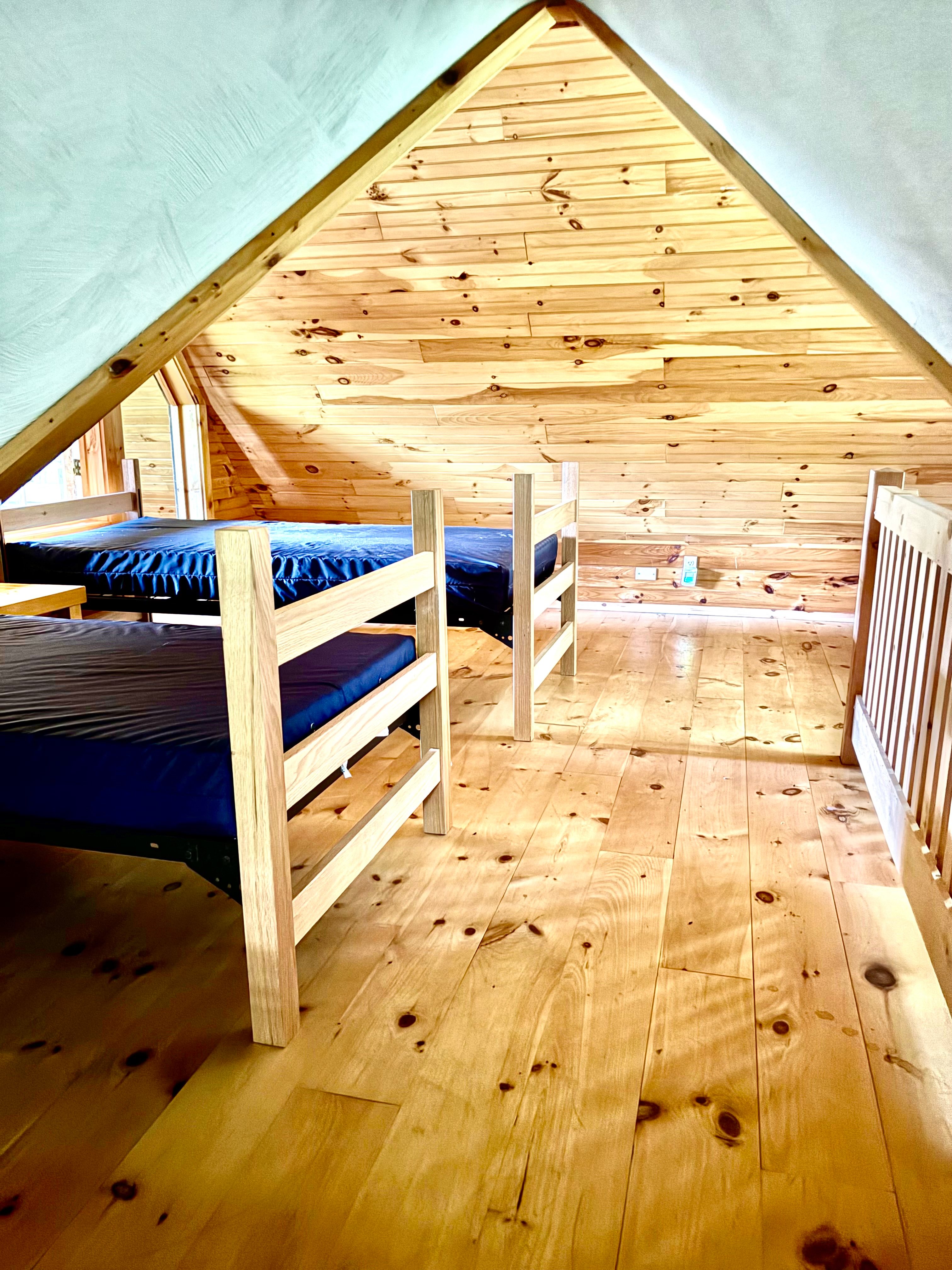 2 twin beds in loft area 