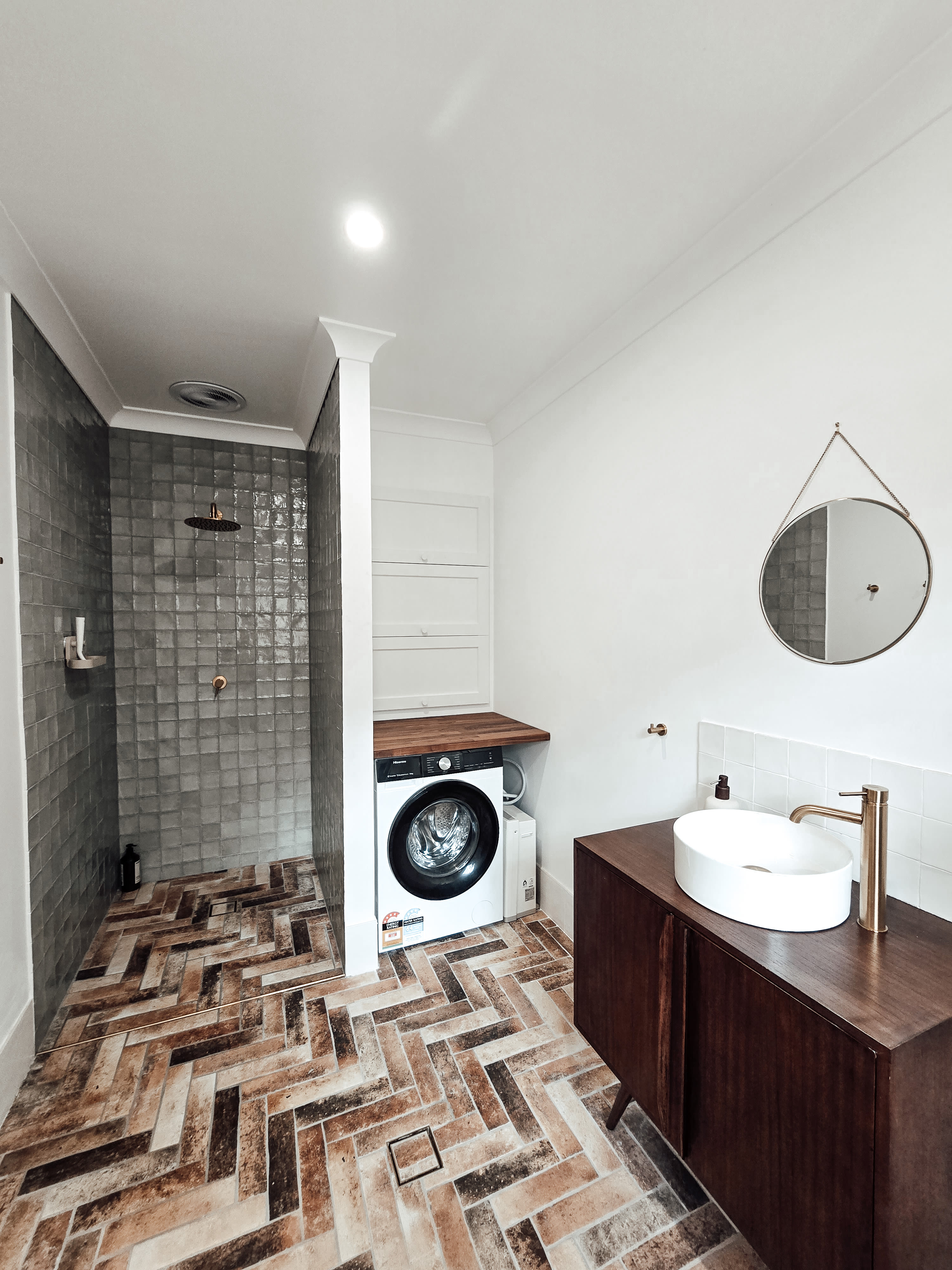 Bathroom of The Cottage - 
Included washing machine