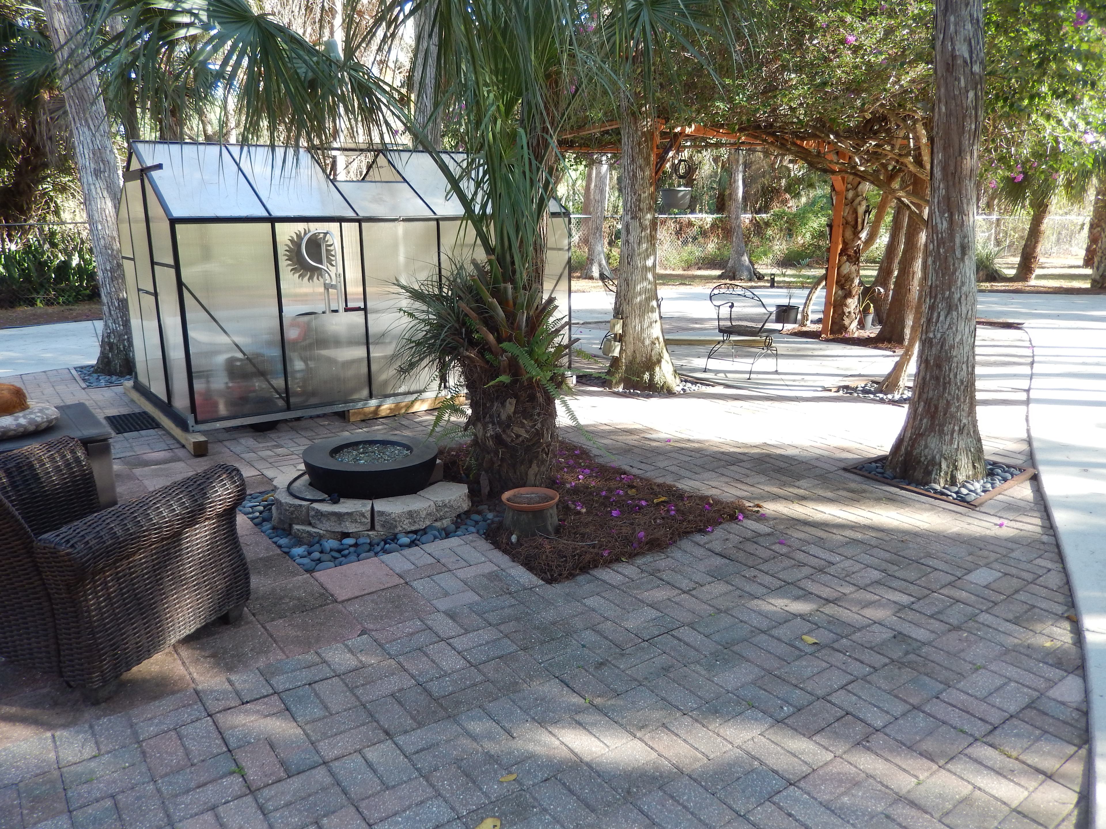 Front entrance and parking area for cabin guests. The cabin site is a short walk away.