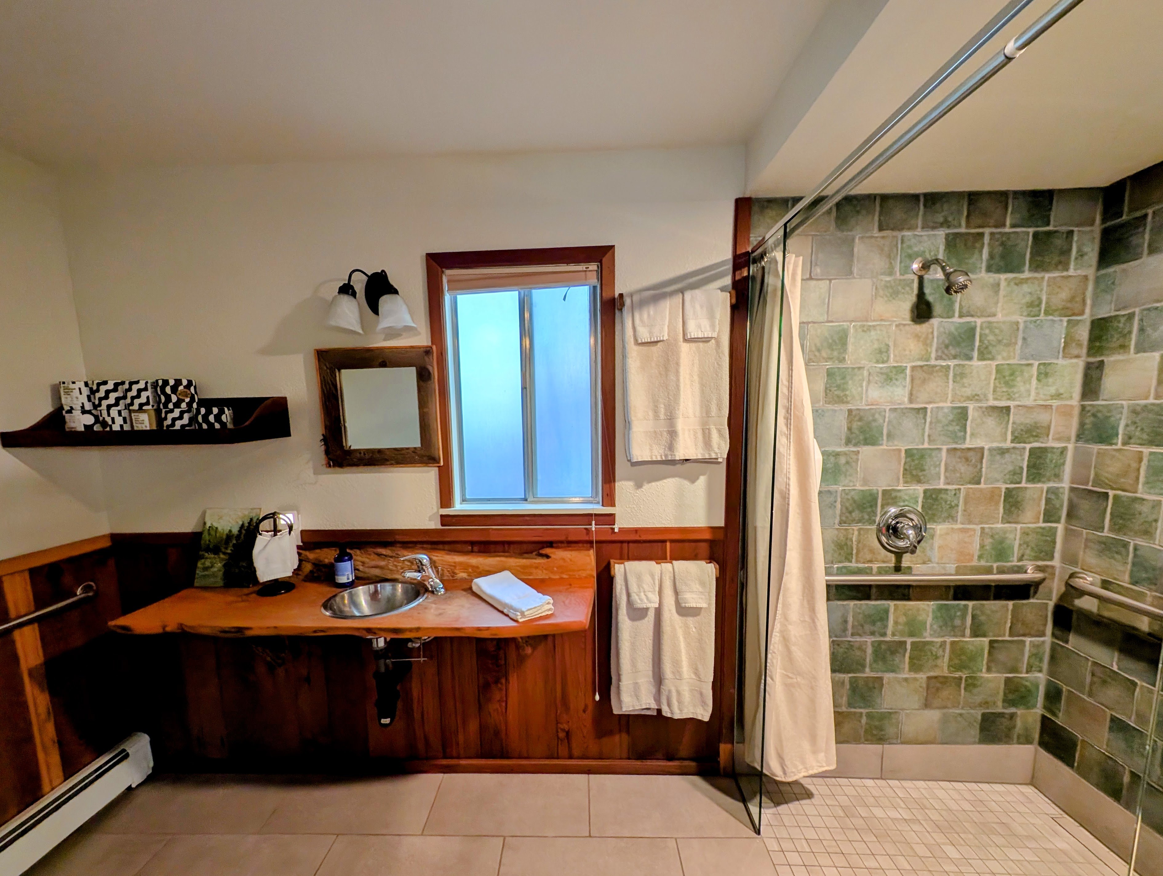 Bathroom in back bedroom.