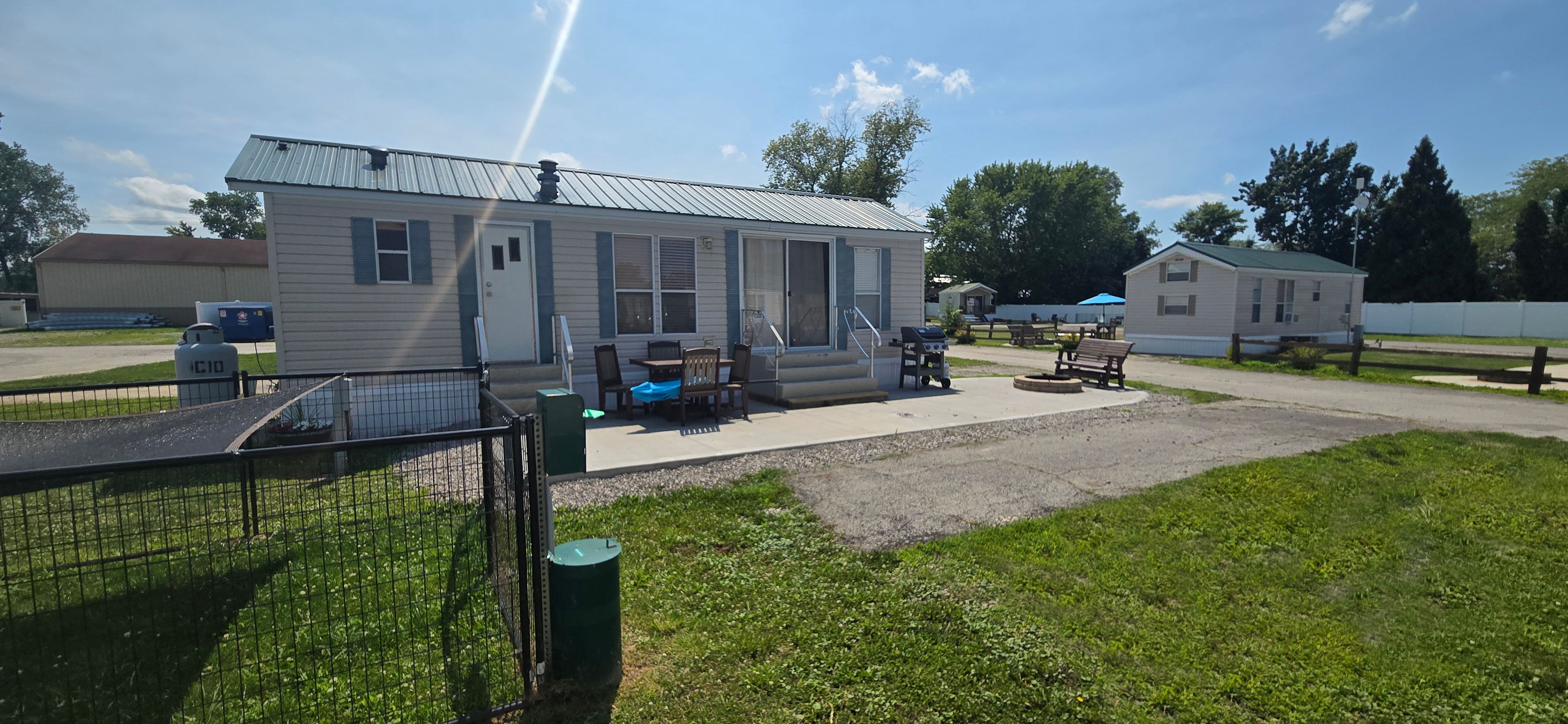 Deluxe 3 Bedroom Pet Pen - Sleeps 6 (Pet Friendly) 