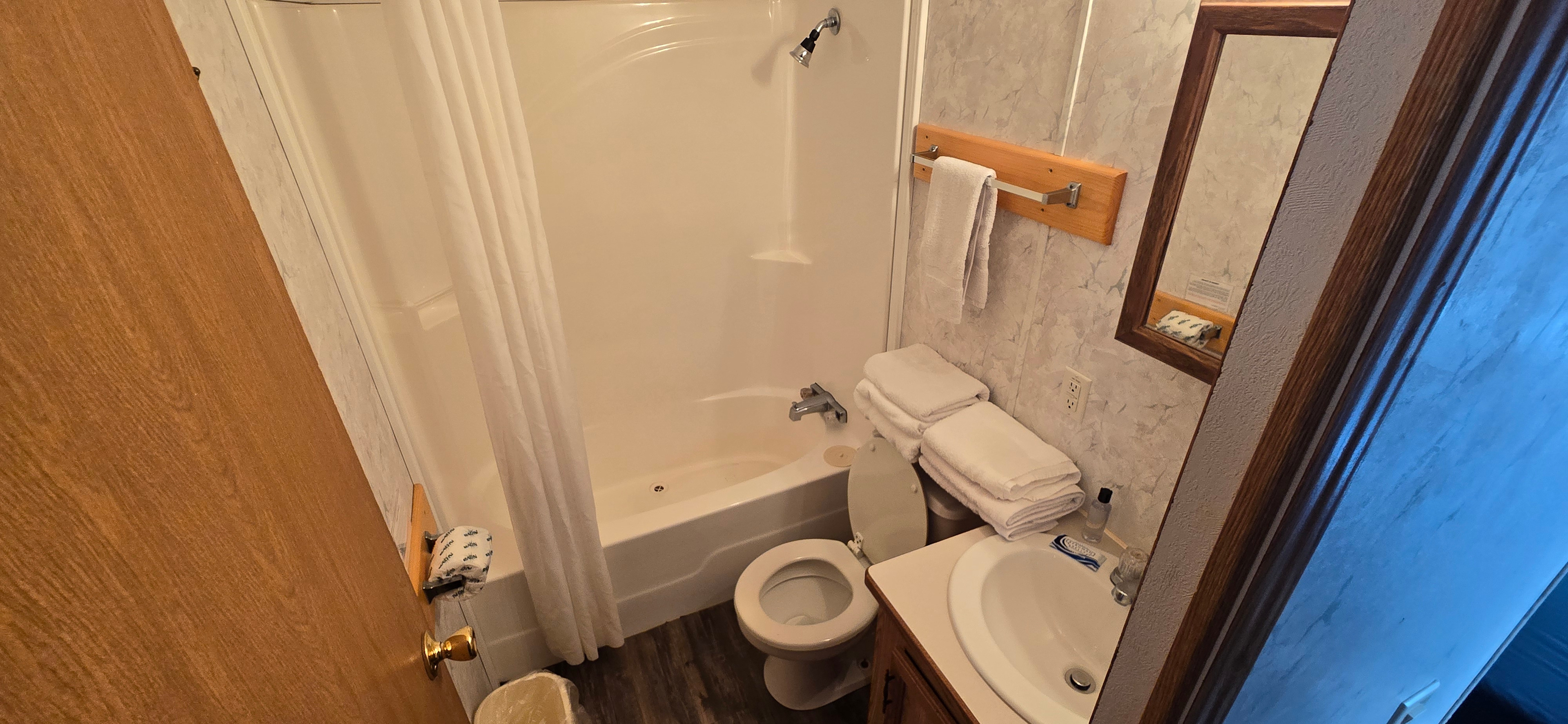 Full bathroom w/shower & tub