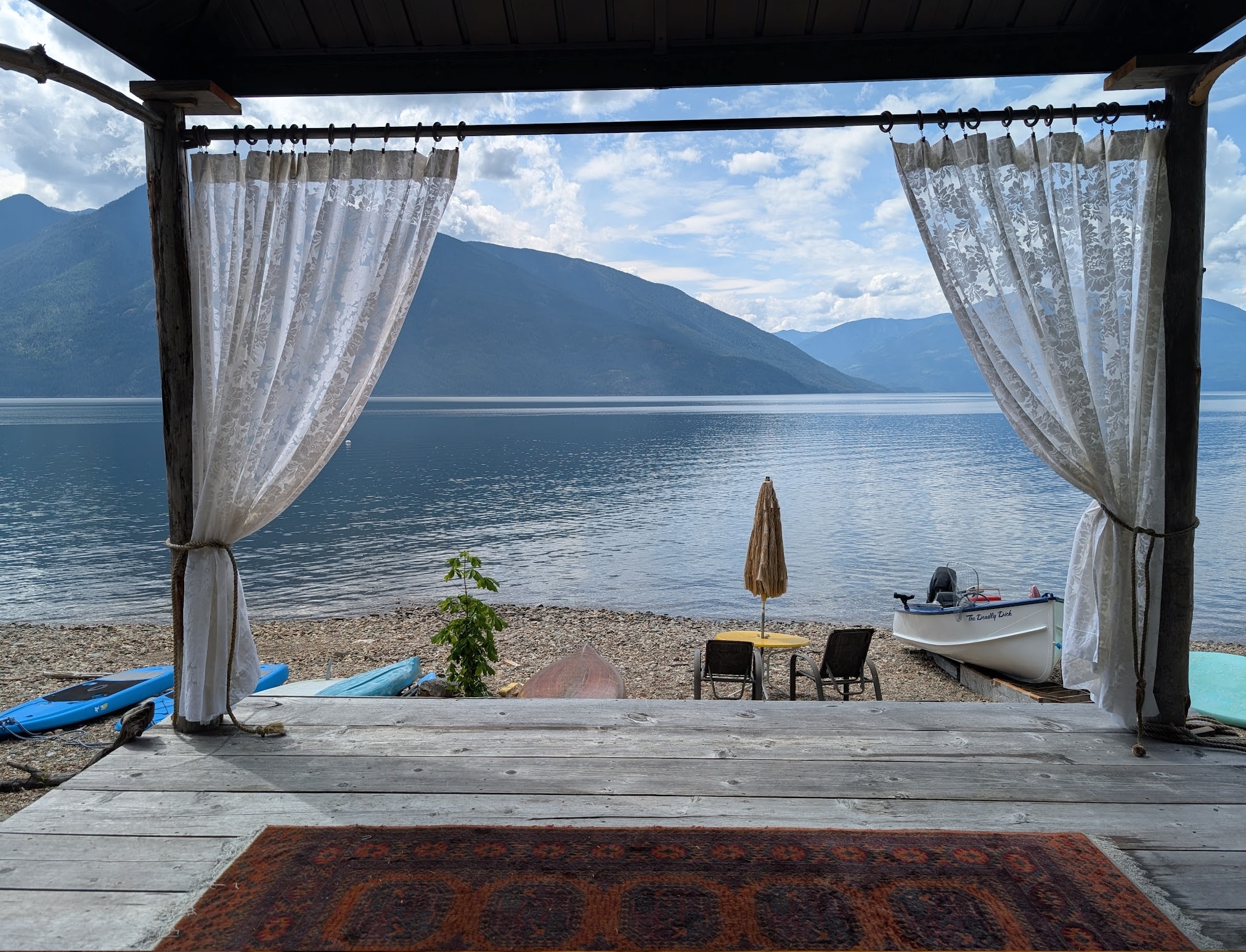 Sweet Beach House-edge of water