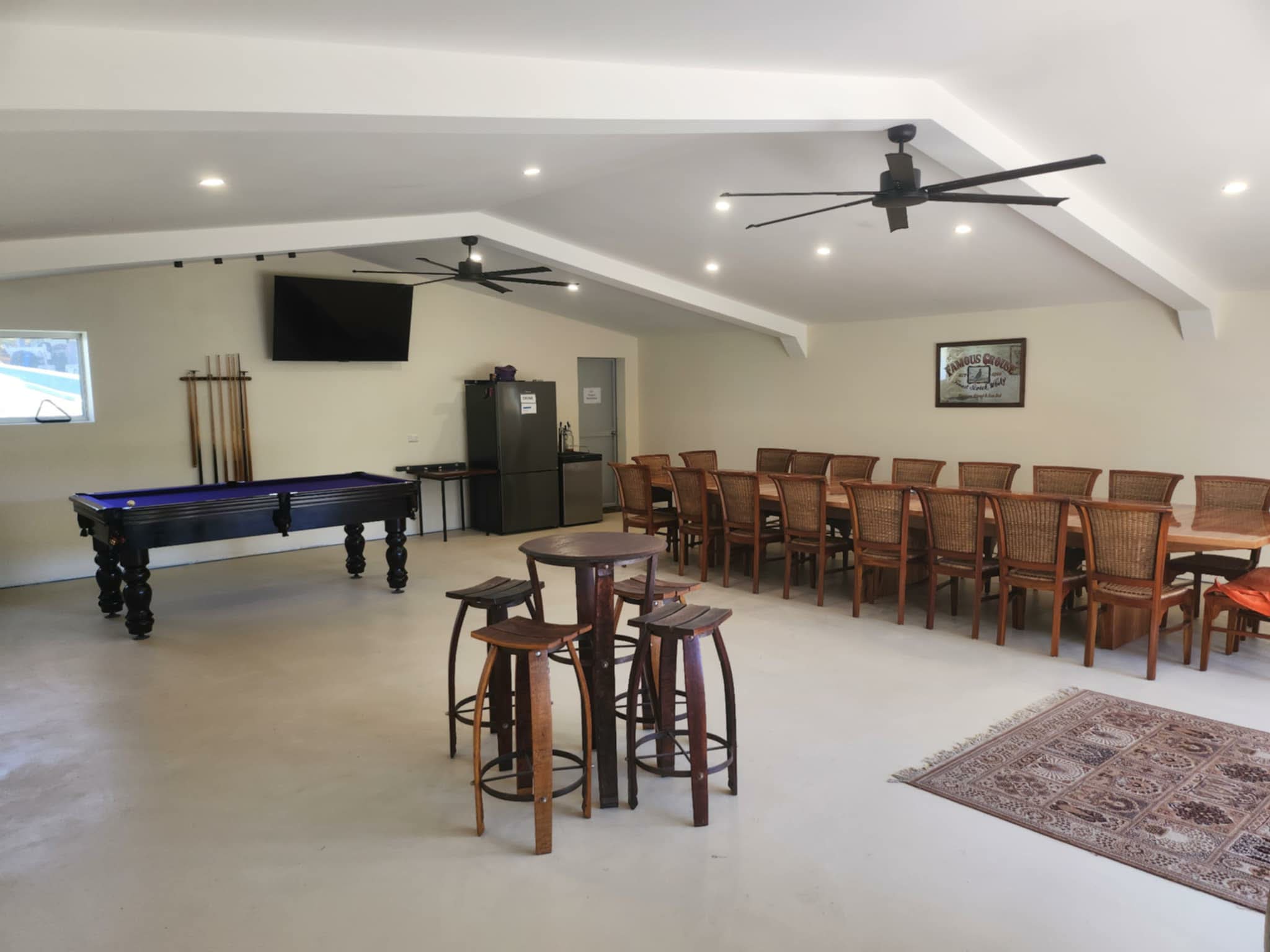 Pool table, darts and large table for large groups