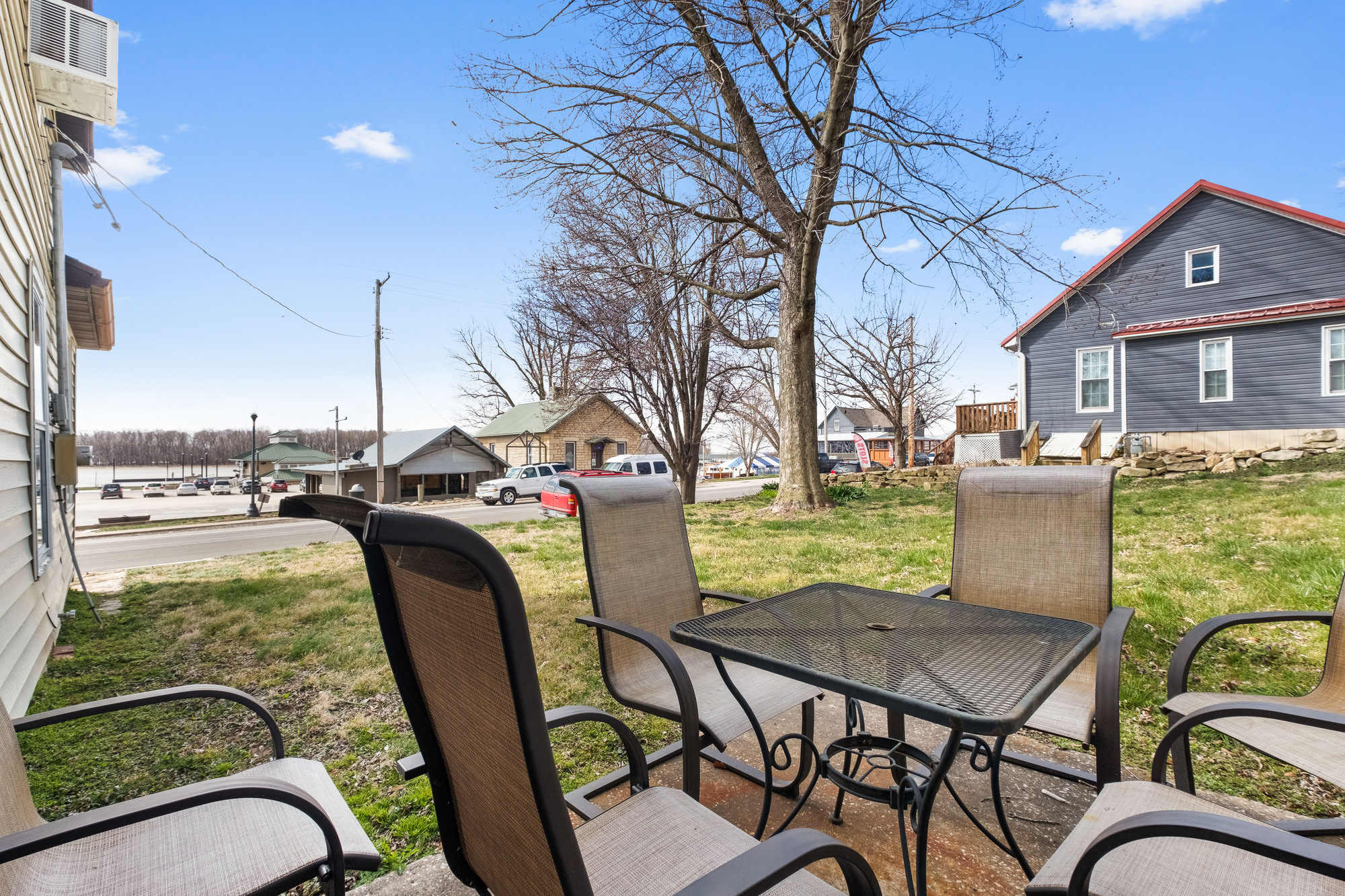 The Last Resort - White Lotus / Pineapple House 