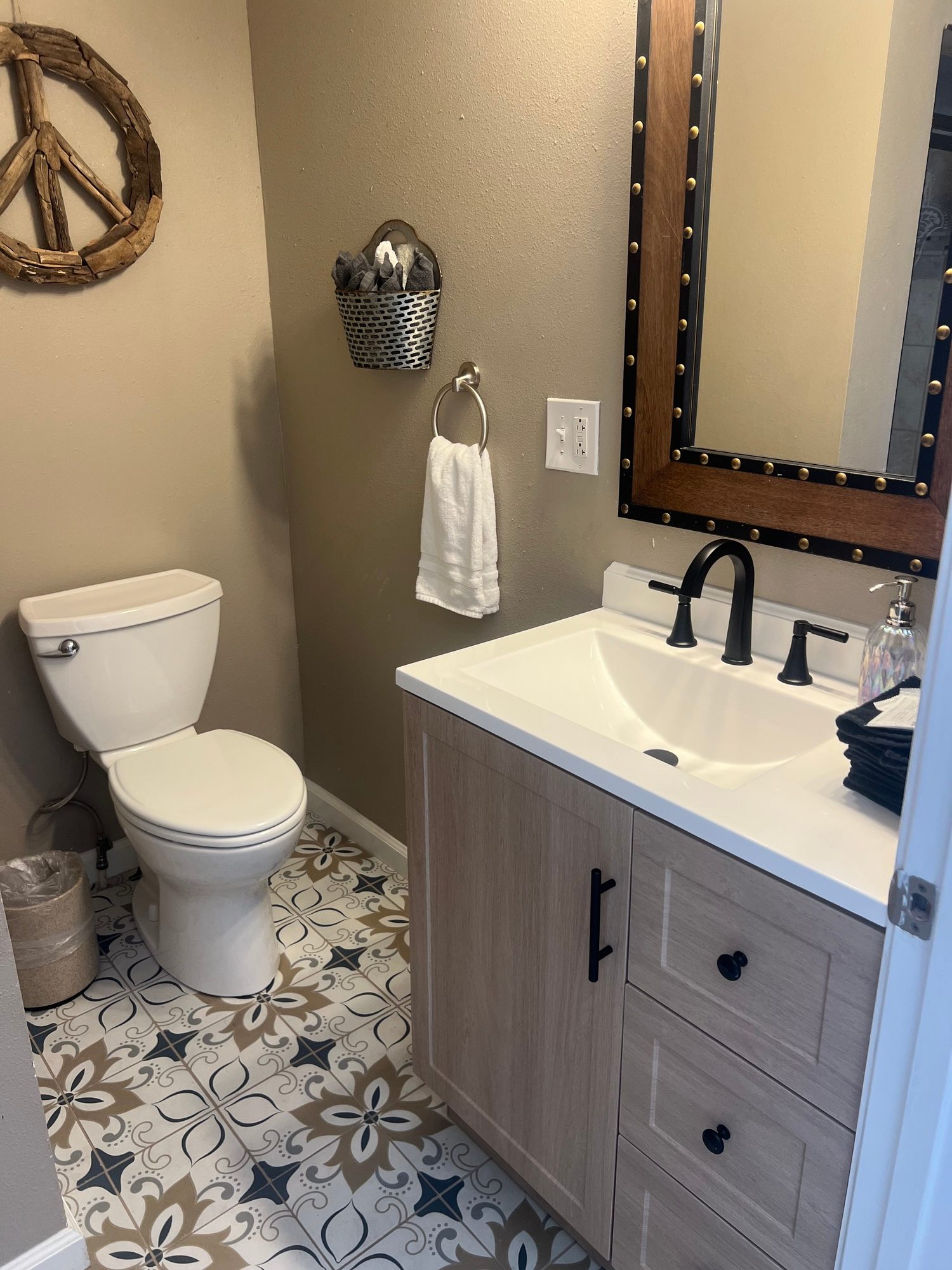 The Last Resort - White Lotus / Pineapple House 