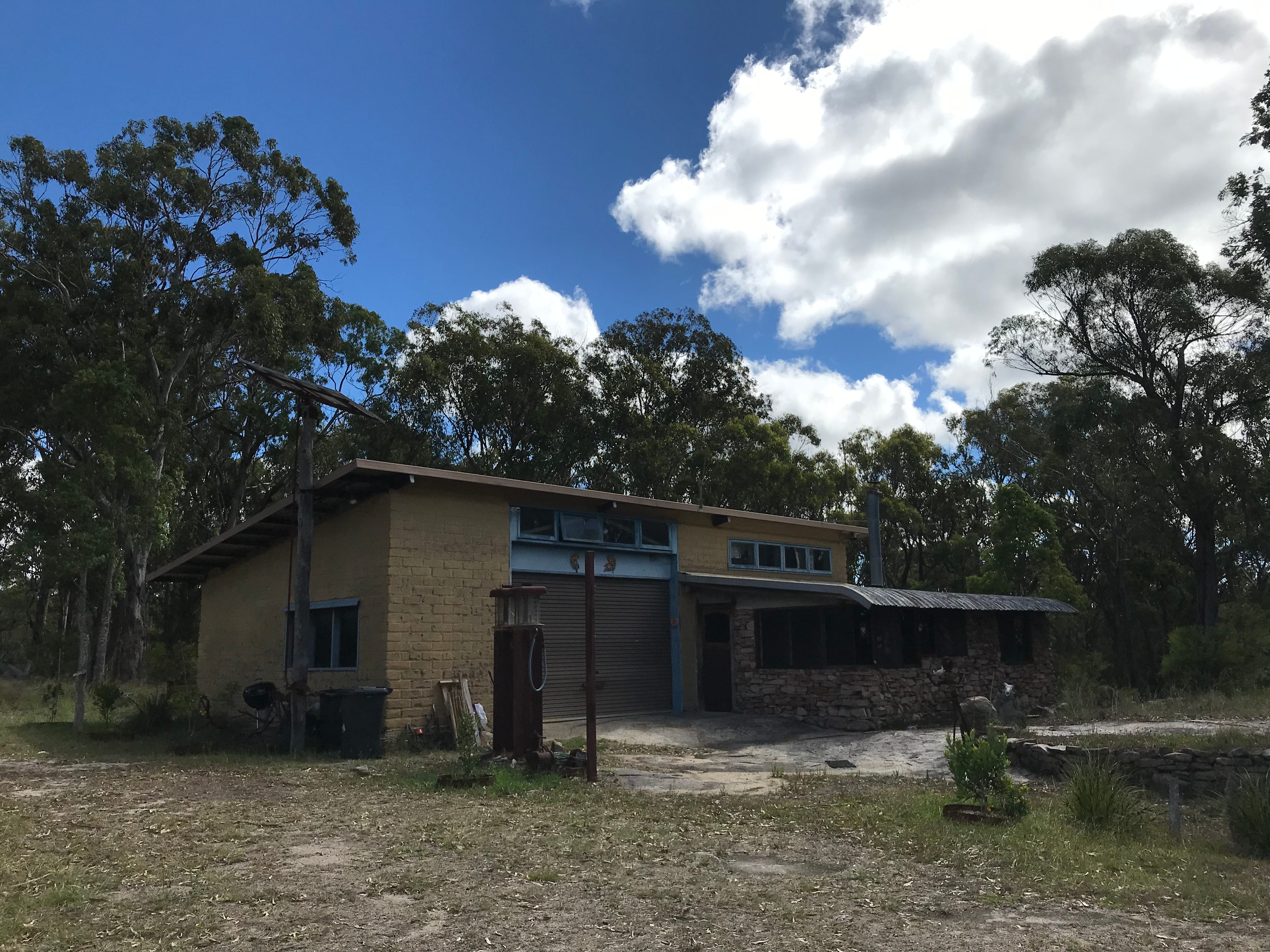 arm workshop shed, with stone-walled kitchen, dining nook and shower room. This building is 60m walk from the straw bale bedroom. Potable rainwater and hot showers. 