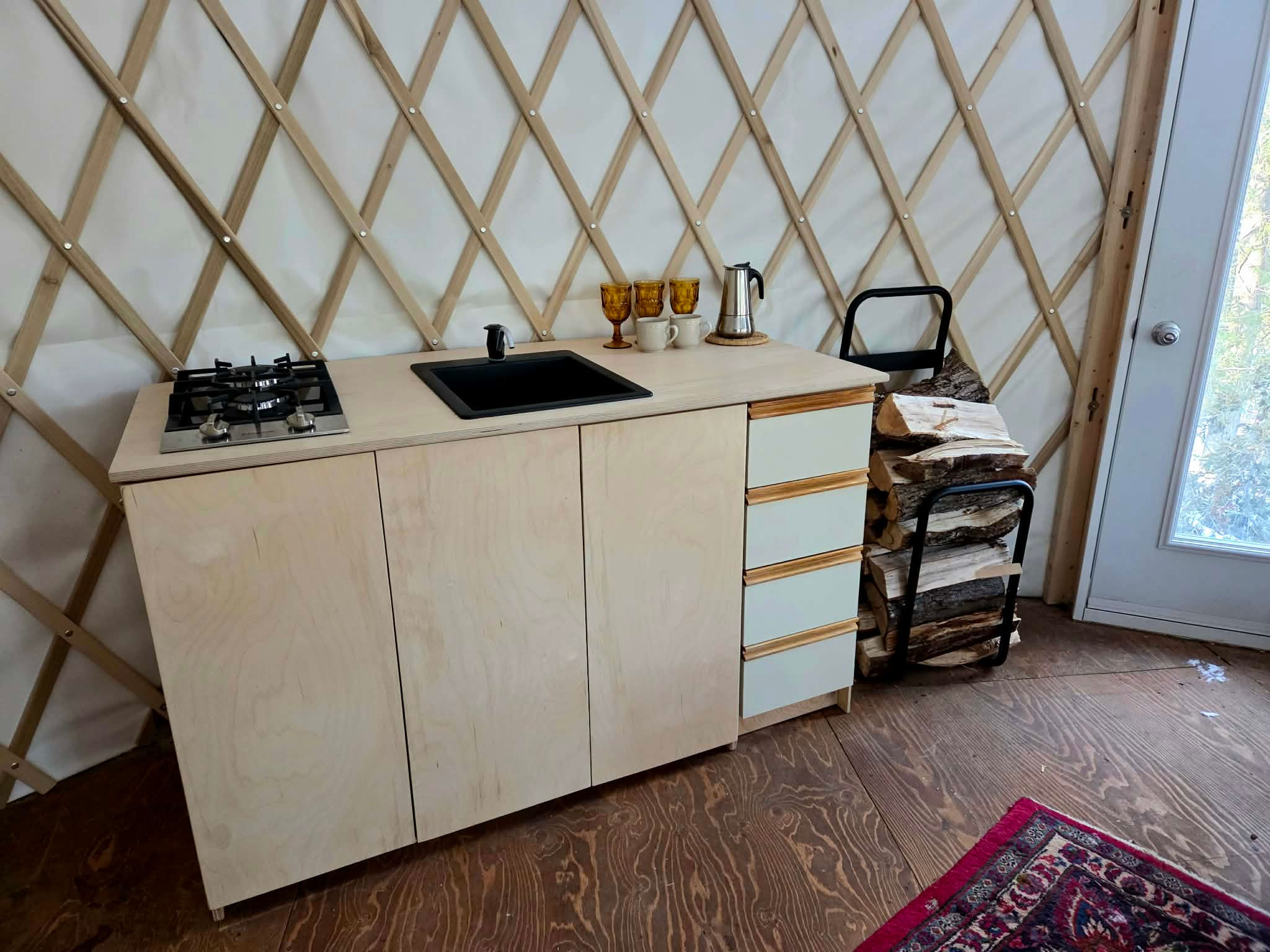 Comptoir cuisine avec lavabo et cuisinière à gaz (gaz included)