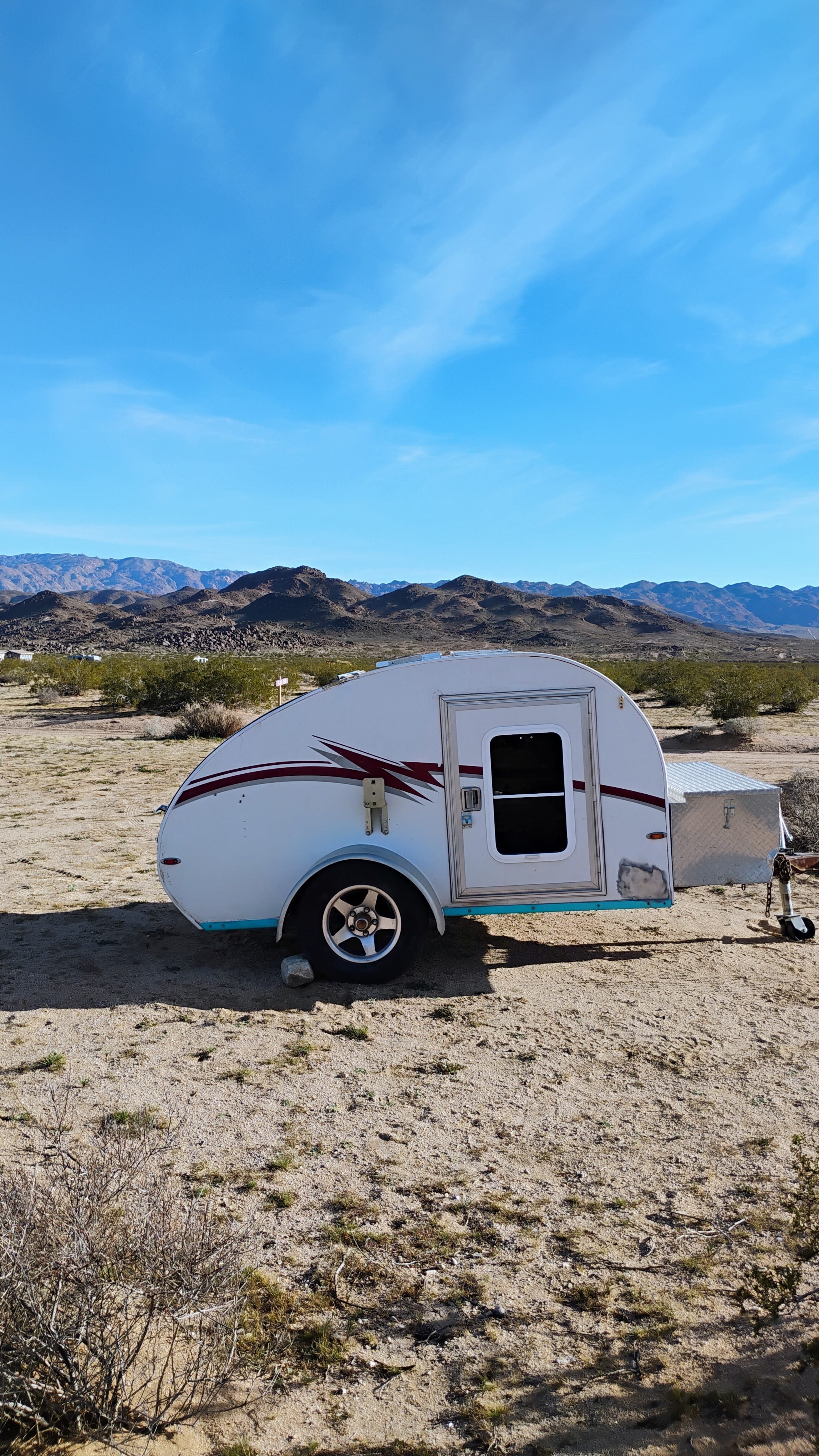 Quaint cozy teardrop, sleeps 2 adults and a small child or three - 4 kids. A fun experience in the middle of nowhere, but 8 miles to town.