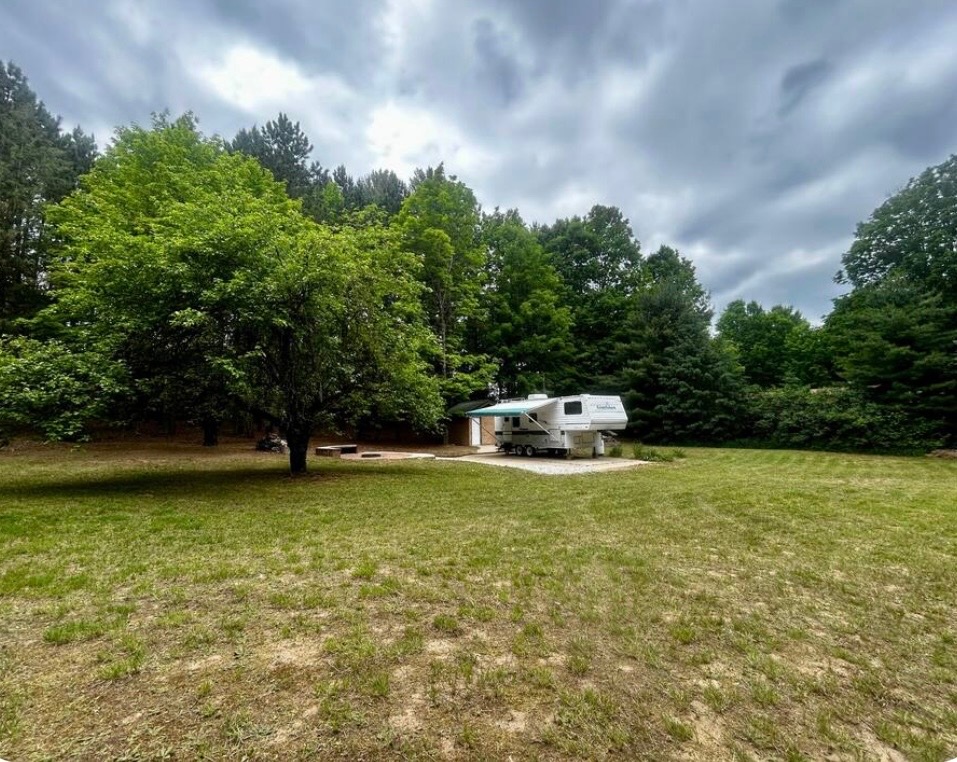 This camper is not for rent I will take updated pictures once the snow melts. 