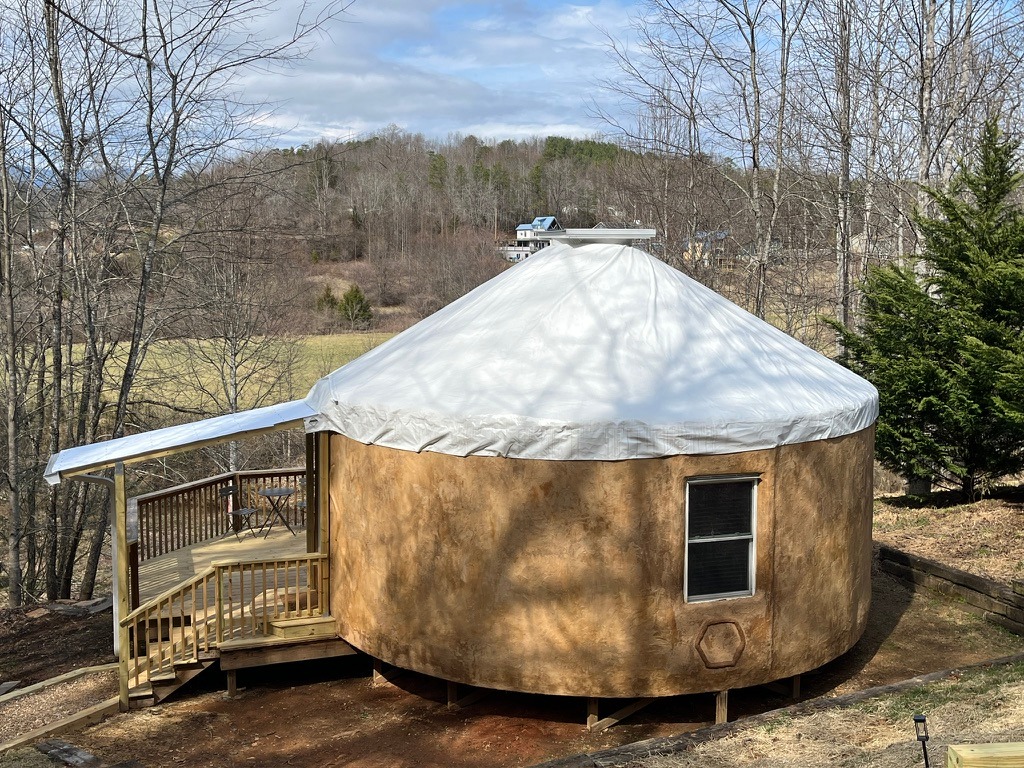 Peaceful Mountain Earth-yurt