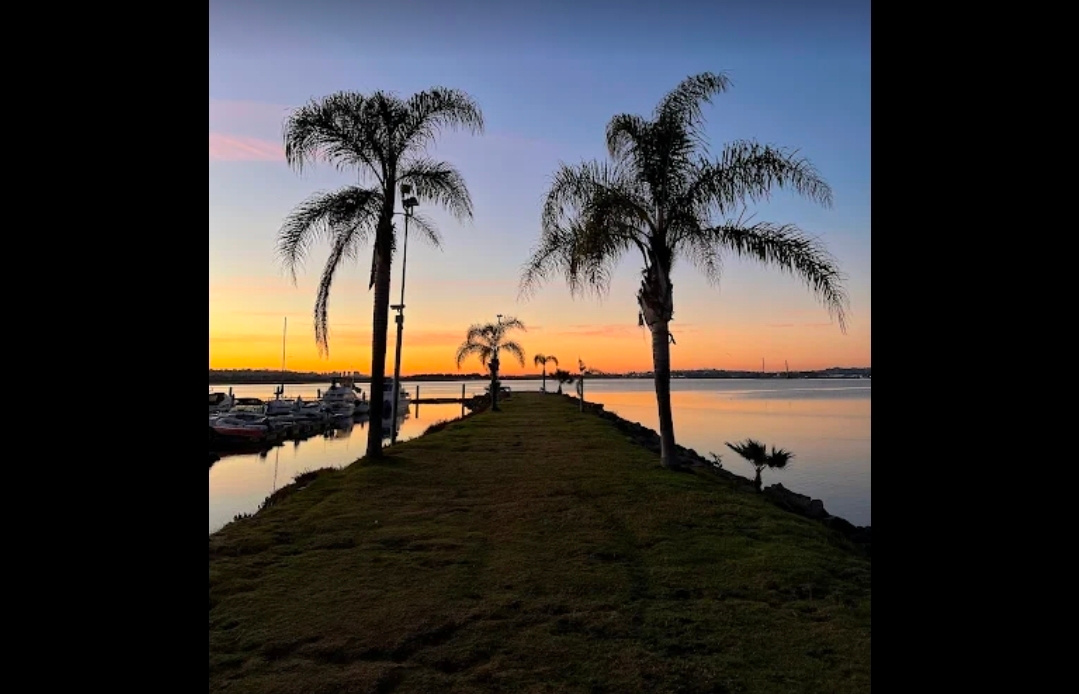 Cozy Sailboat Stay by the Beach