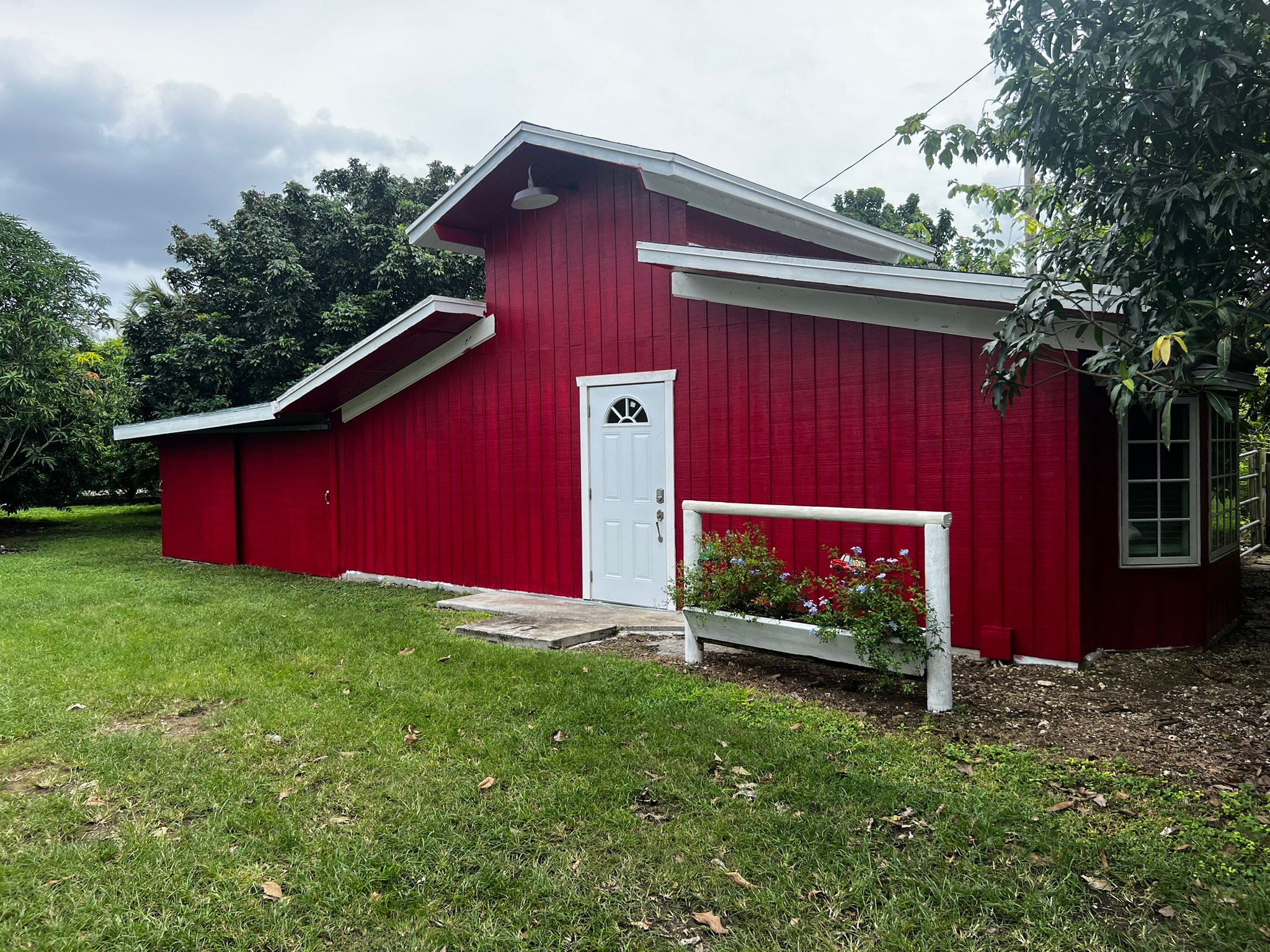 Tropical Farm Stay Retreat – Cozy Tiny Barn