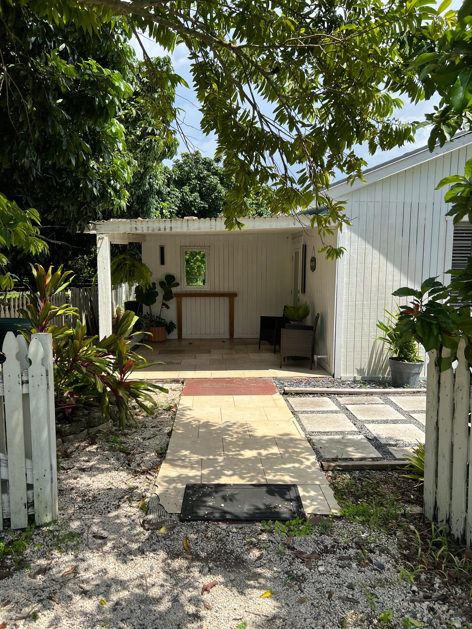 Spacious Tropical Farmhouse