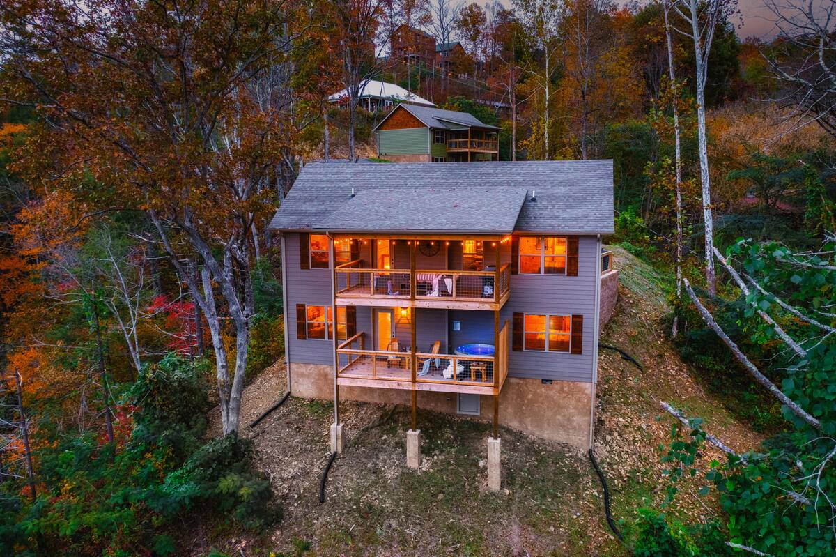 4/4 Cabin w 4 King Suites|Hot Tub|Views 5 min to G