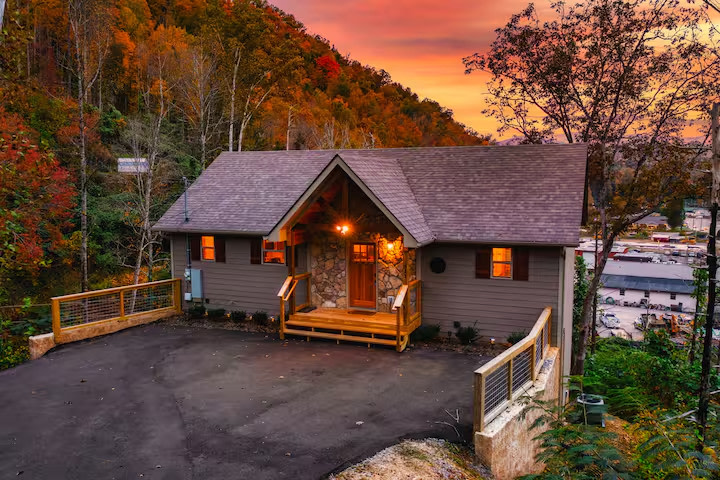 4/4 Cabin w 4 King Suites|Hot Tub|Views 5 min to G