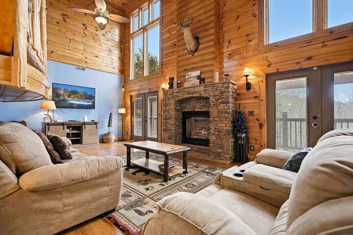 4BR Cabin w/ Yard, Office, Hot Tub & Firepit!