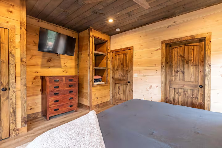 New Lux 4 King Suites | GameRm | Hot Tub | Views