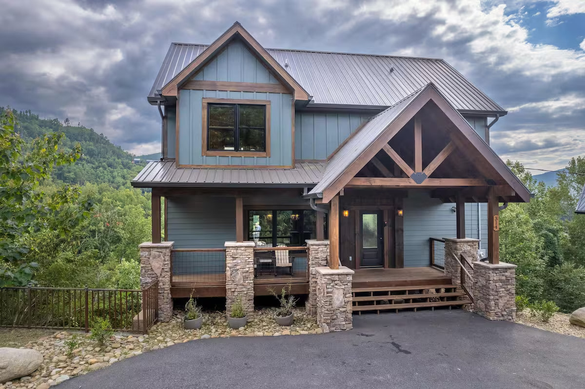 New Lux 4 King Suites | GameRm | Hot Tub | Views