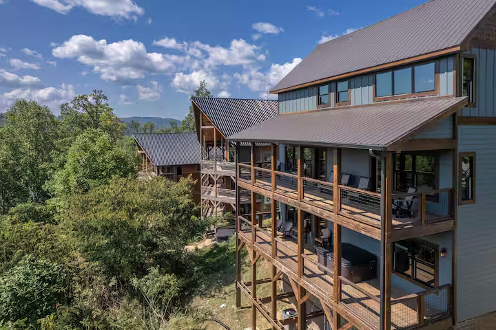 New Lux 4 King Suites | GameRm | Hot Tub | Views