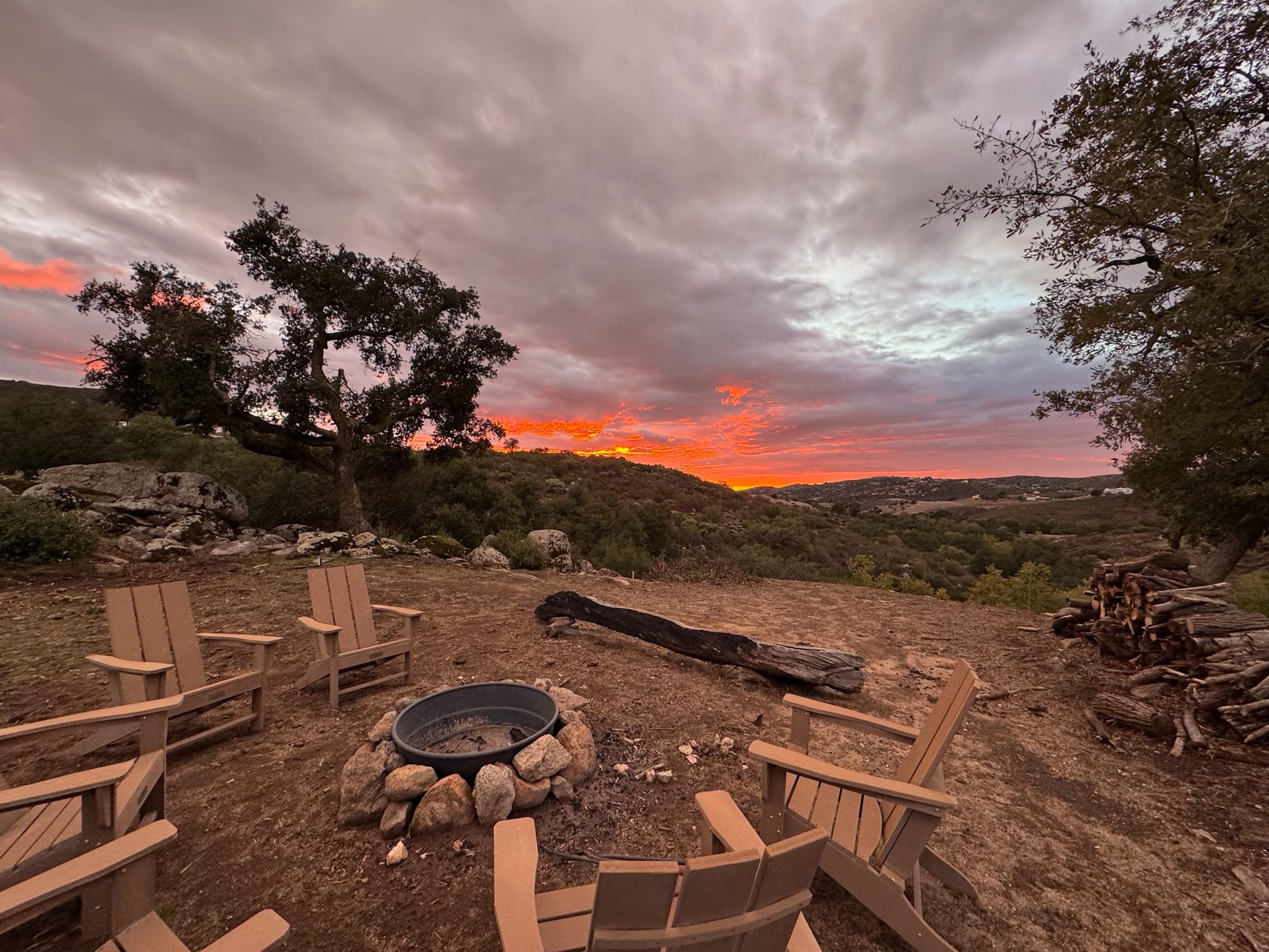 Fire Pit + stocked fire wood 