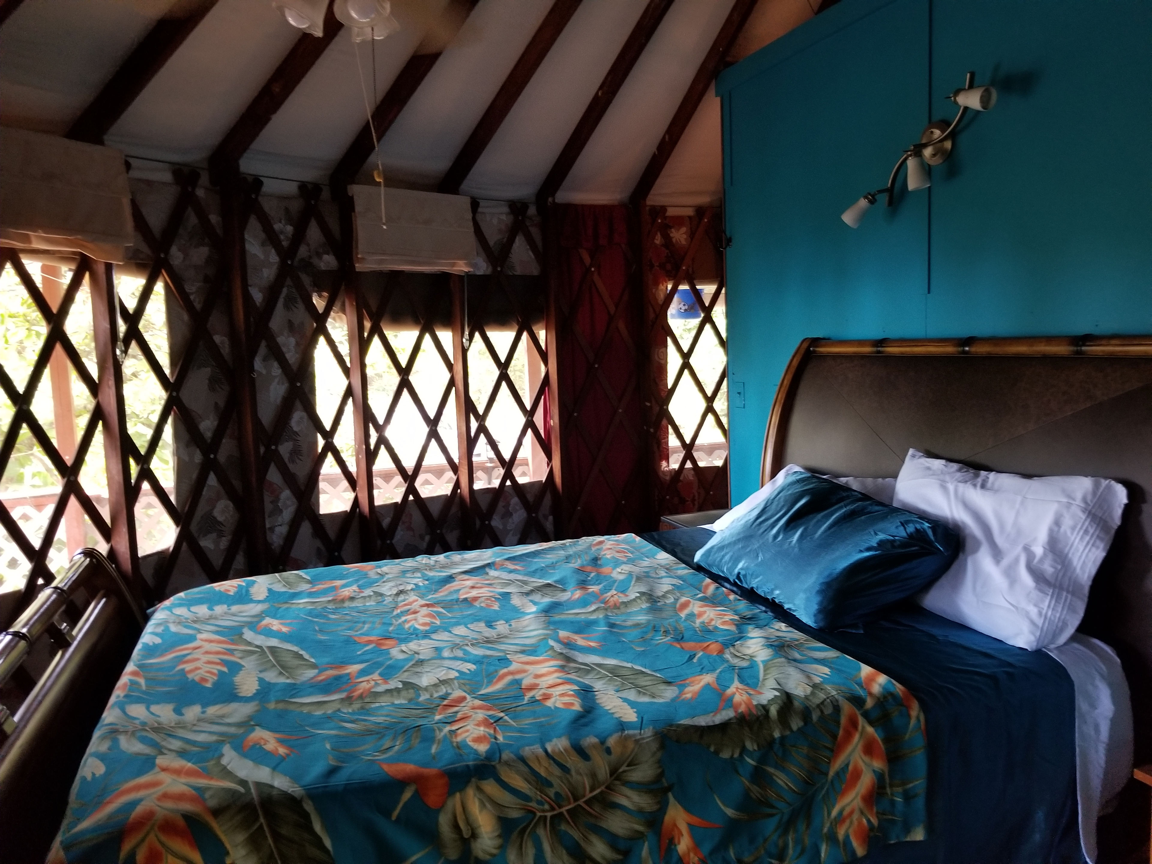 Kona Coffee Sunset treehouse YURT