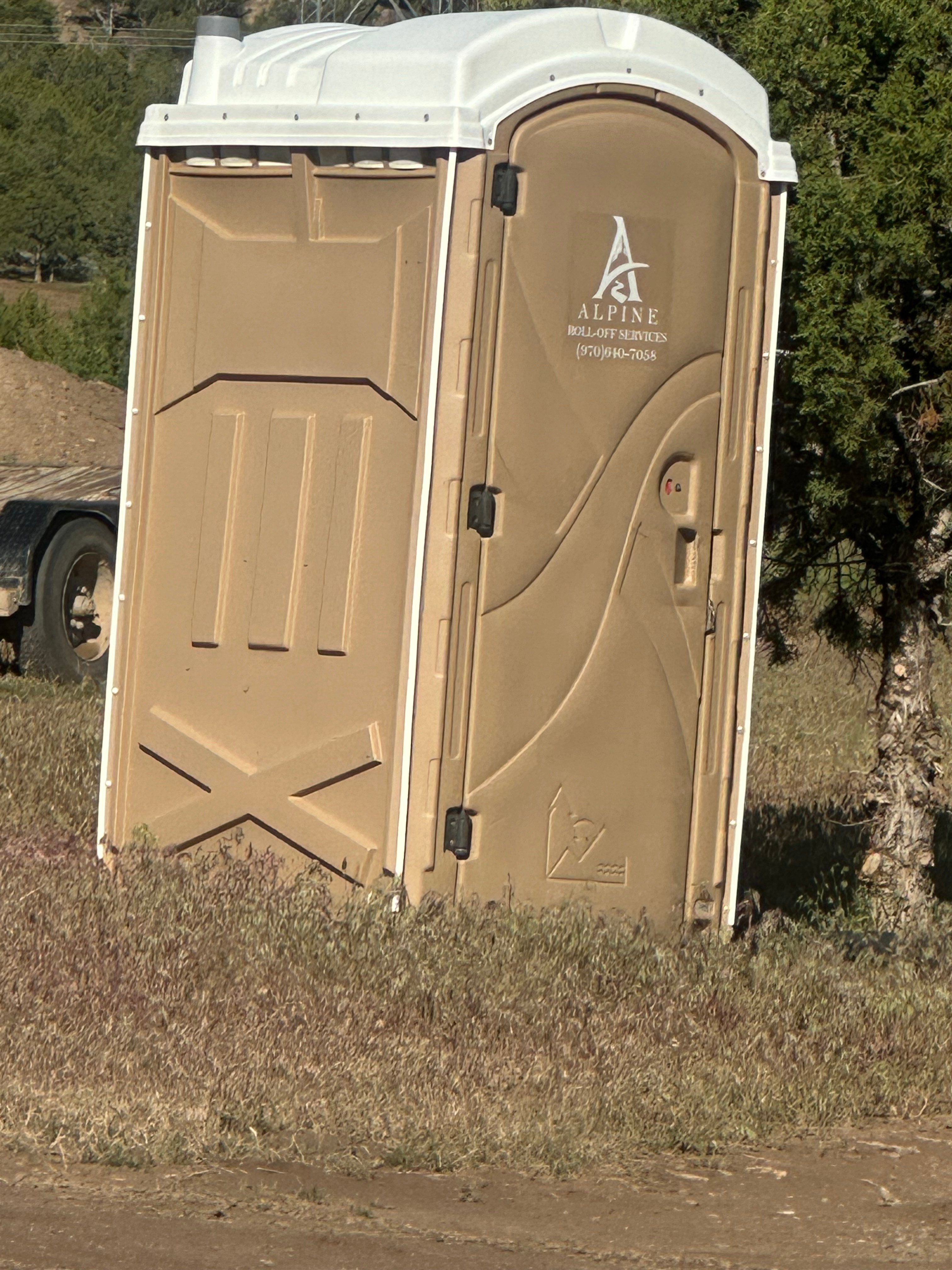     porta-potty 

