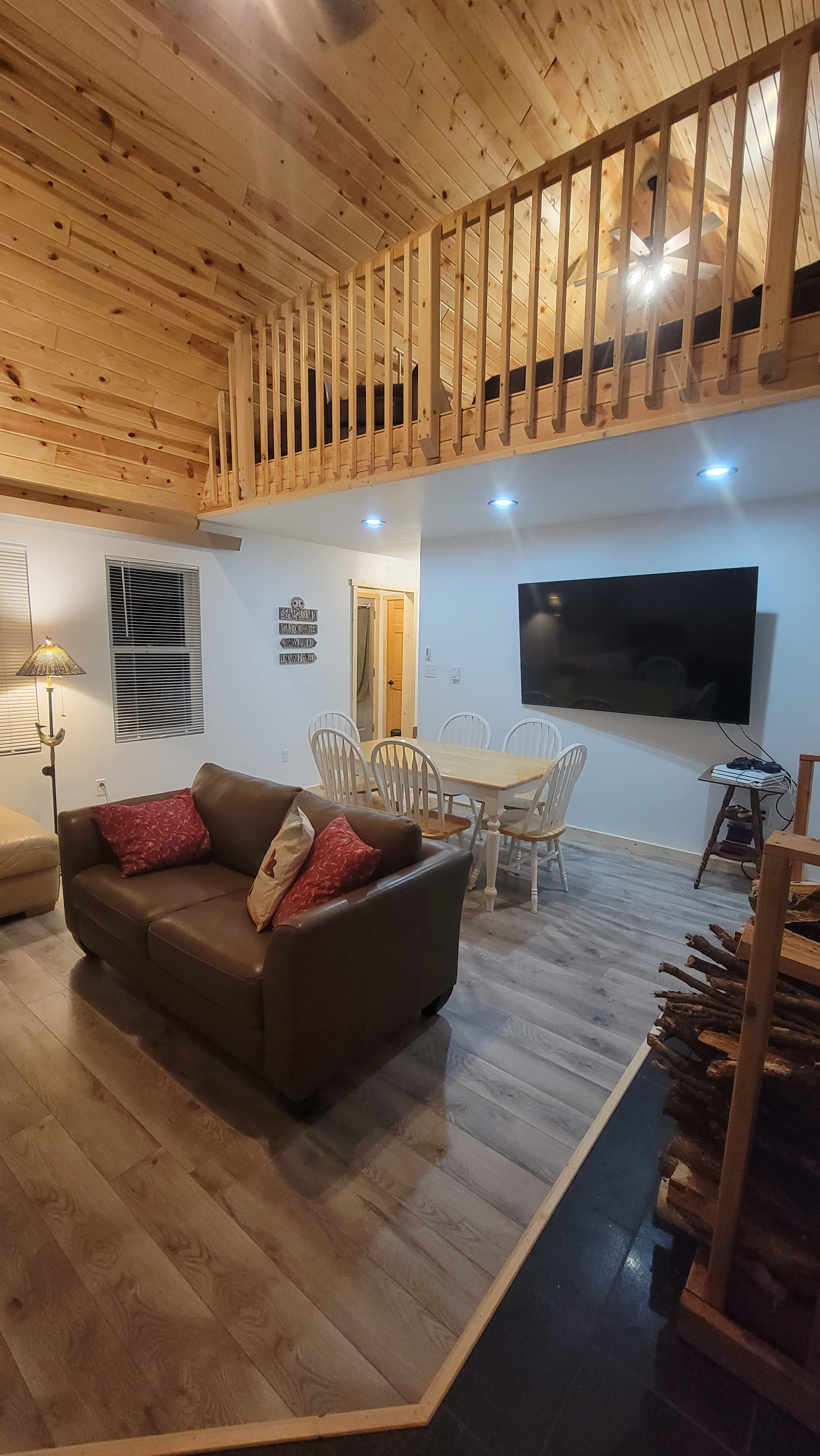Cozy Woman Lake Woodland Cabin