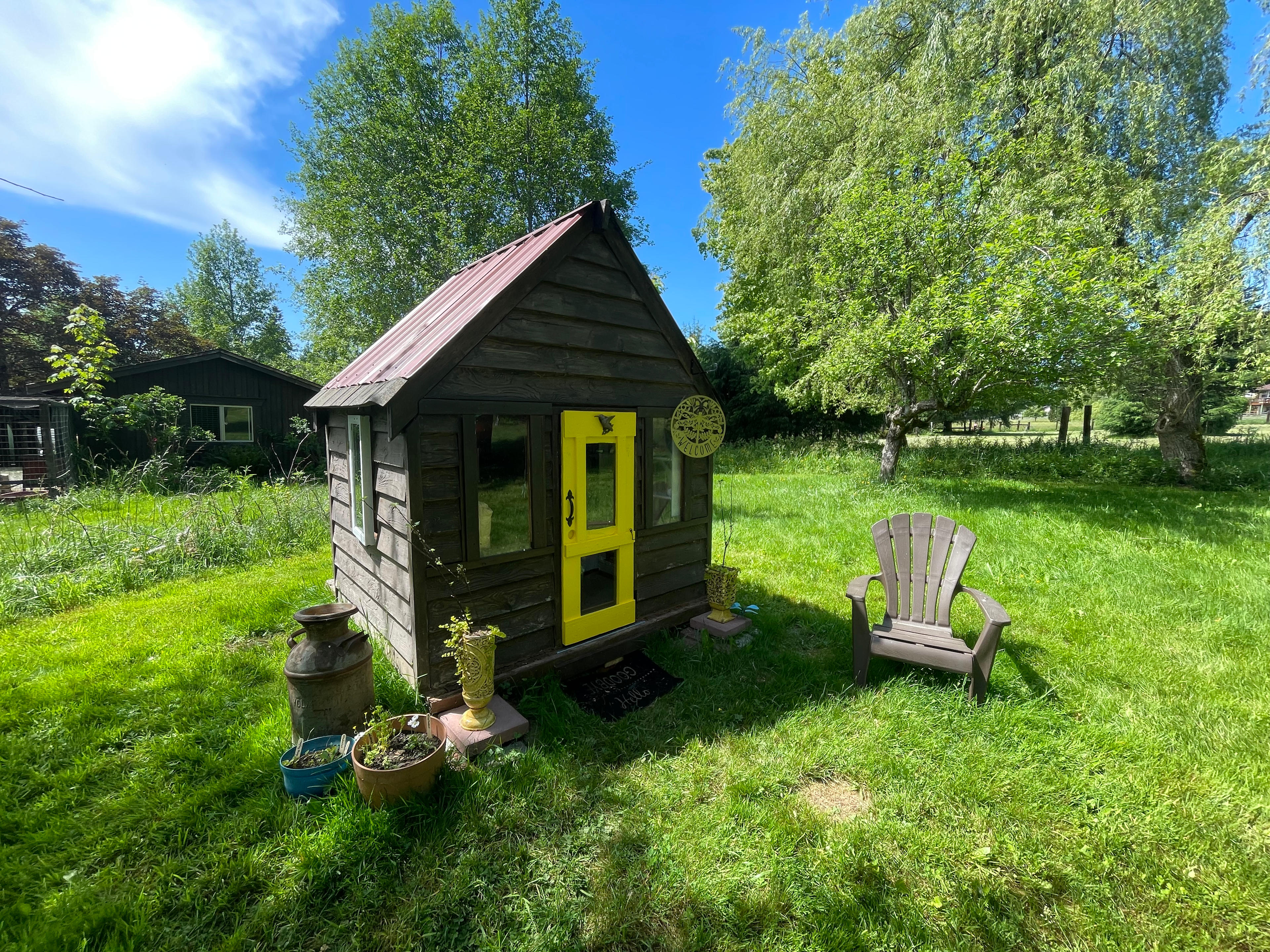 Bumbleberry Hut (with library, recharge station, fridge, eggs for purchase)