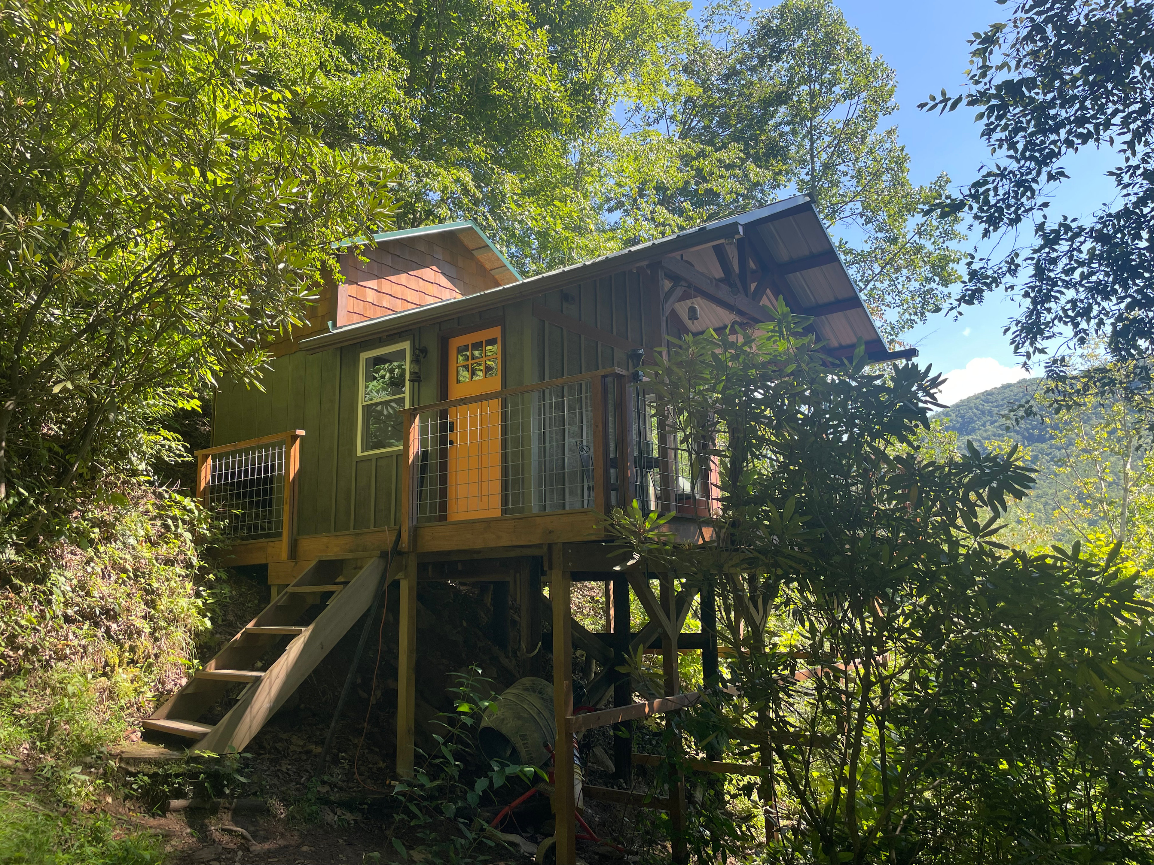 The Roost - Creek & Mountain Cabin