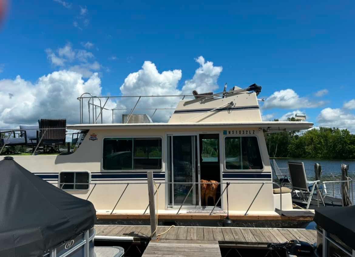 Waterfront Houseboat Glamper