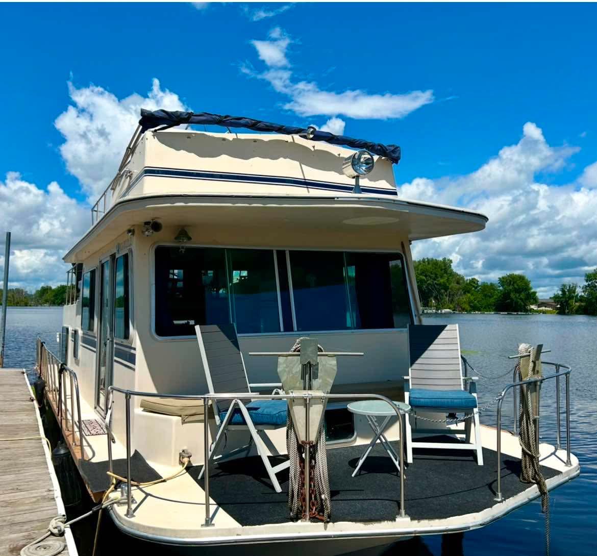 Waterfront Houseboat Glamper
