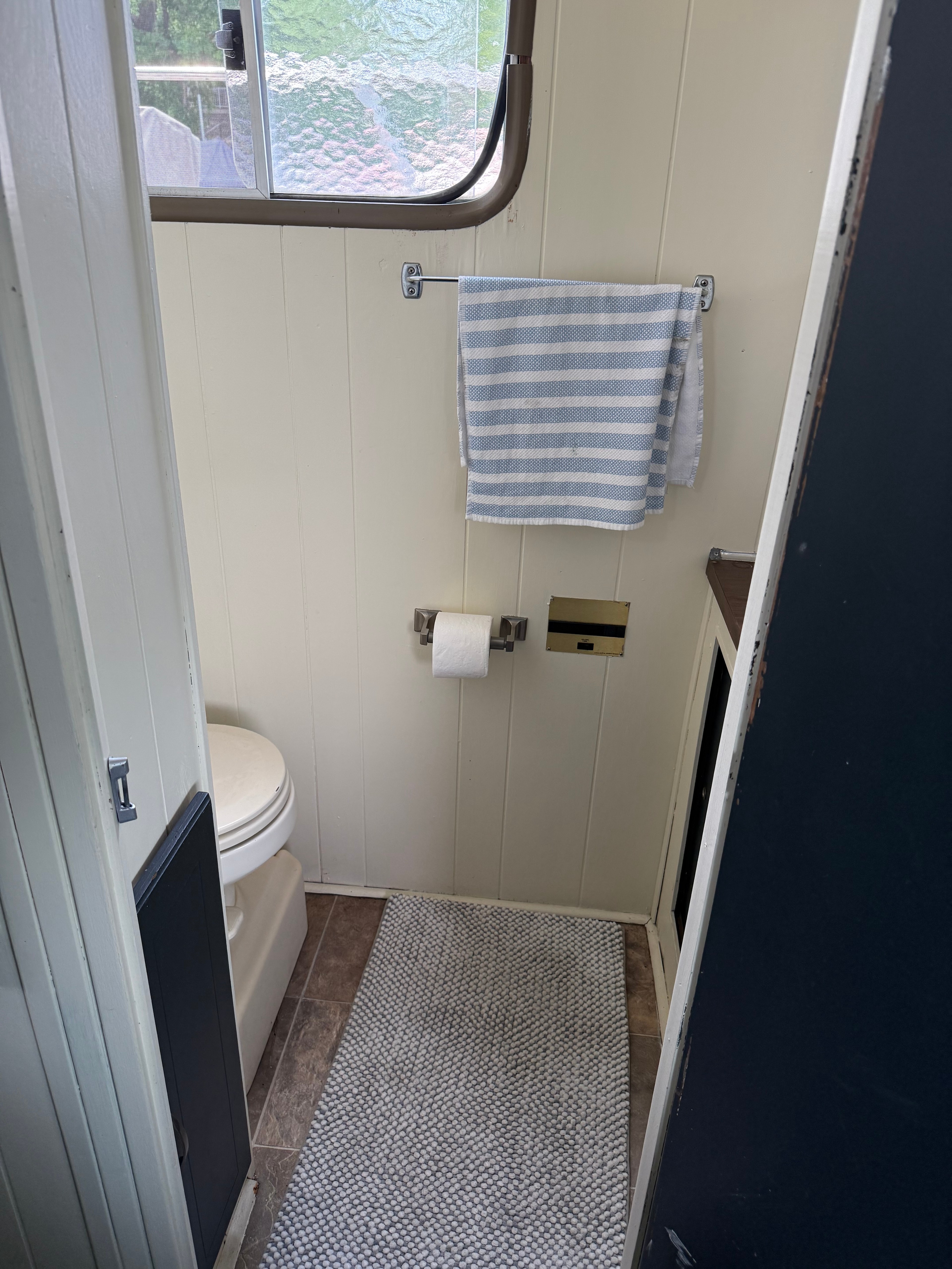 Waterfront Houseboat Glamper