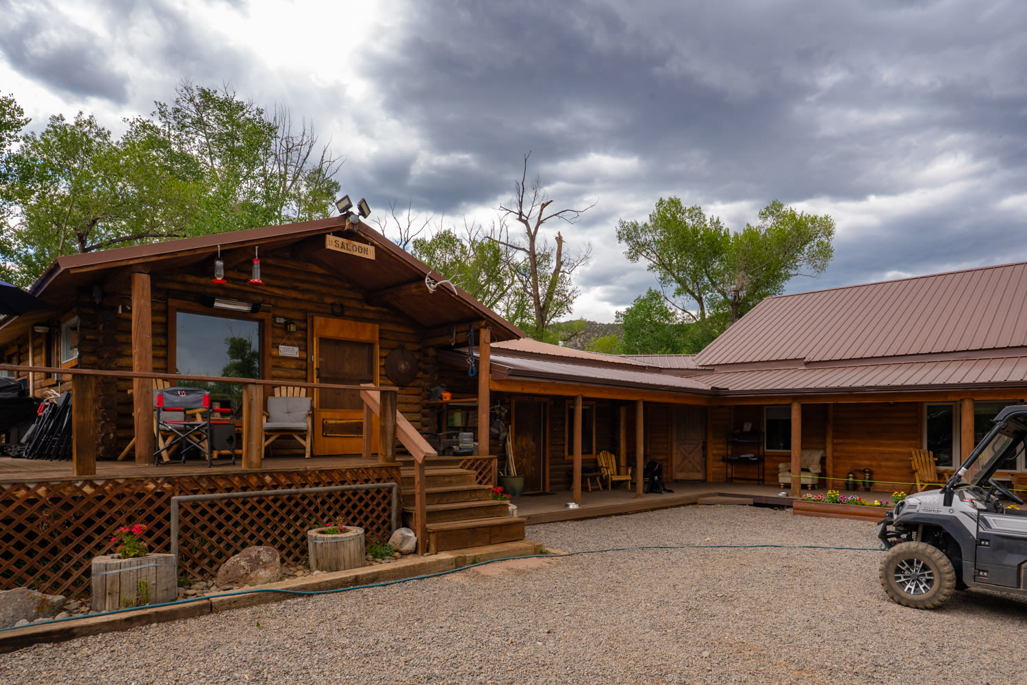 The main house / cabin is also available for rent and it includes a full kitchen and massive rooms.