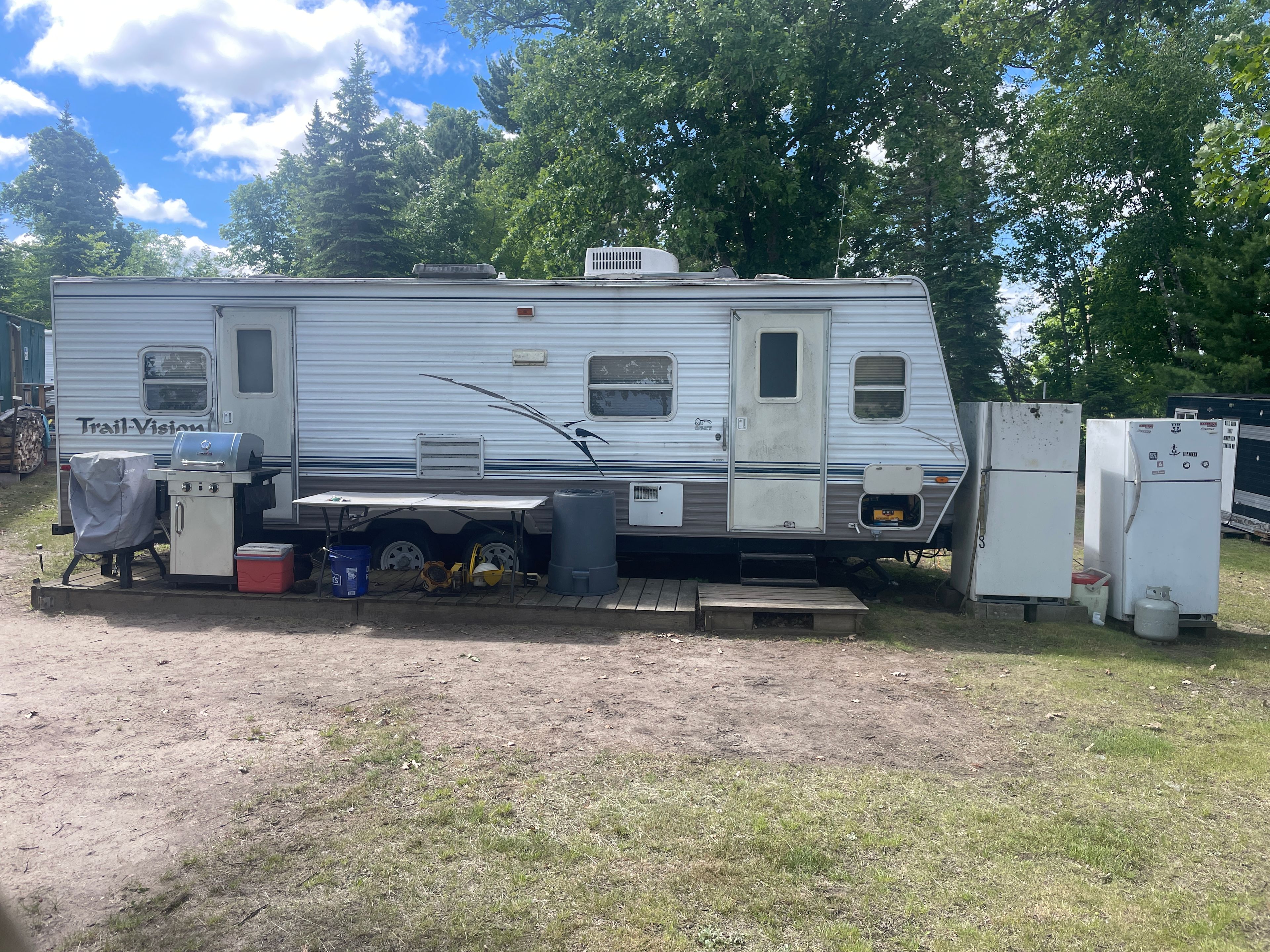 Sleeps 5-6 with outdoor refrigerator 