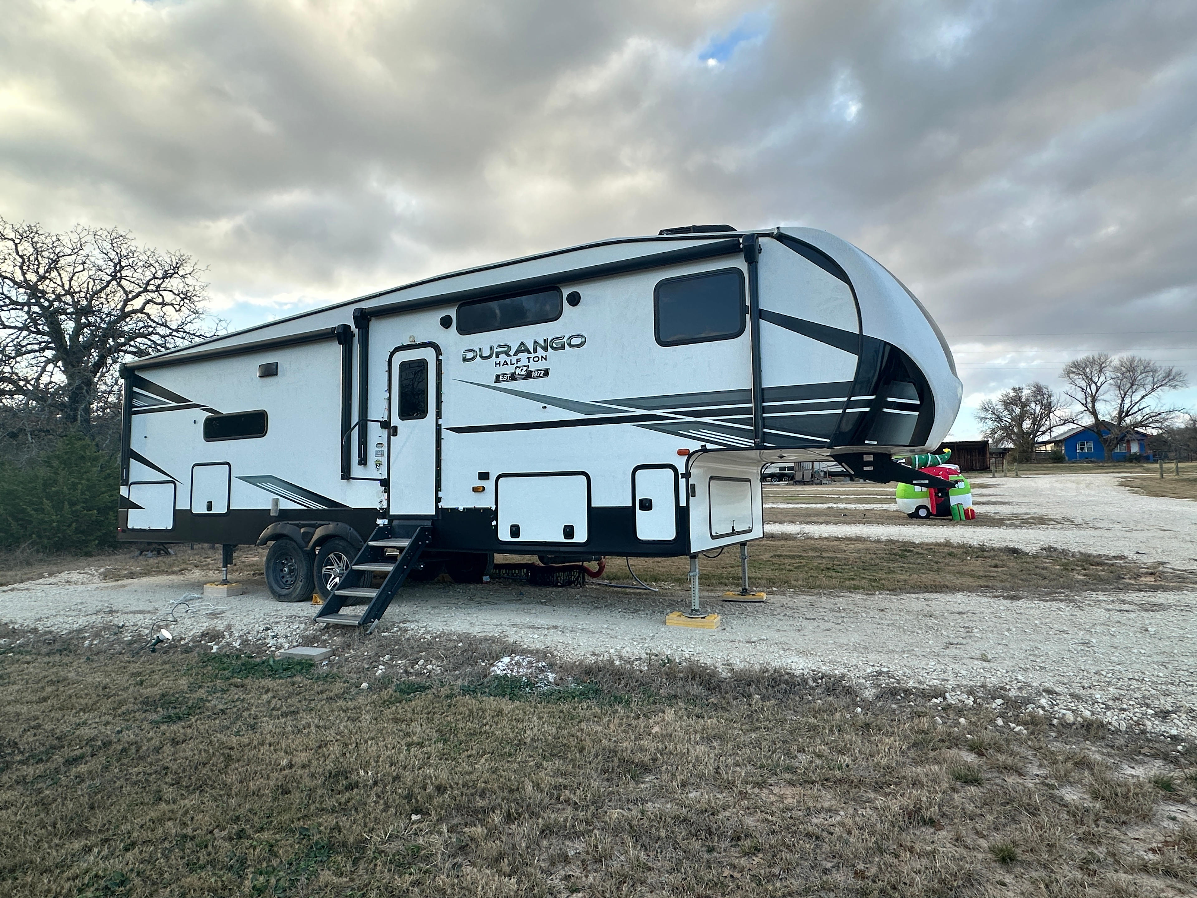 Tiny Town 🏡 at Historic Hico Ranch🐣 and RV 🚐 Park | Farm 🐐 🫏 🐮 animals |🐴 Horse-Friendly | Fishing 🎣)