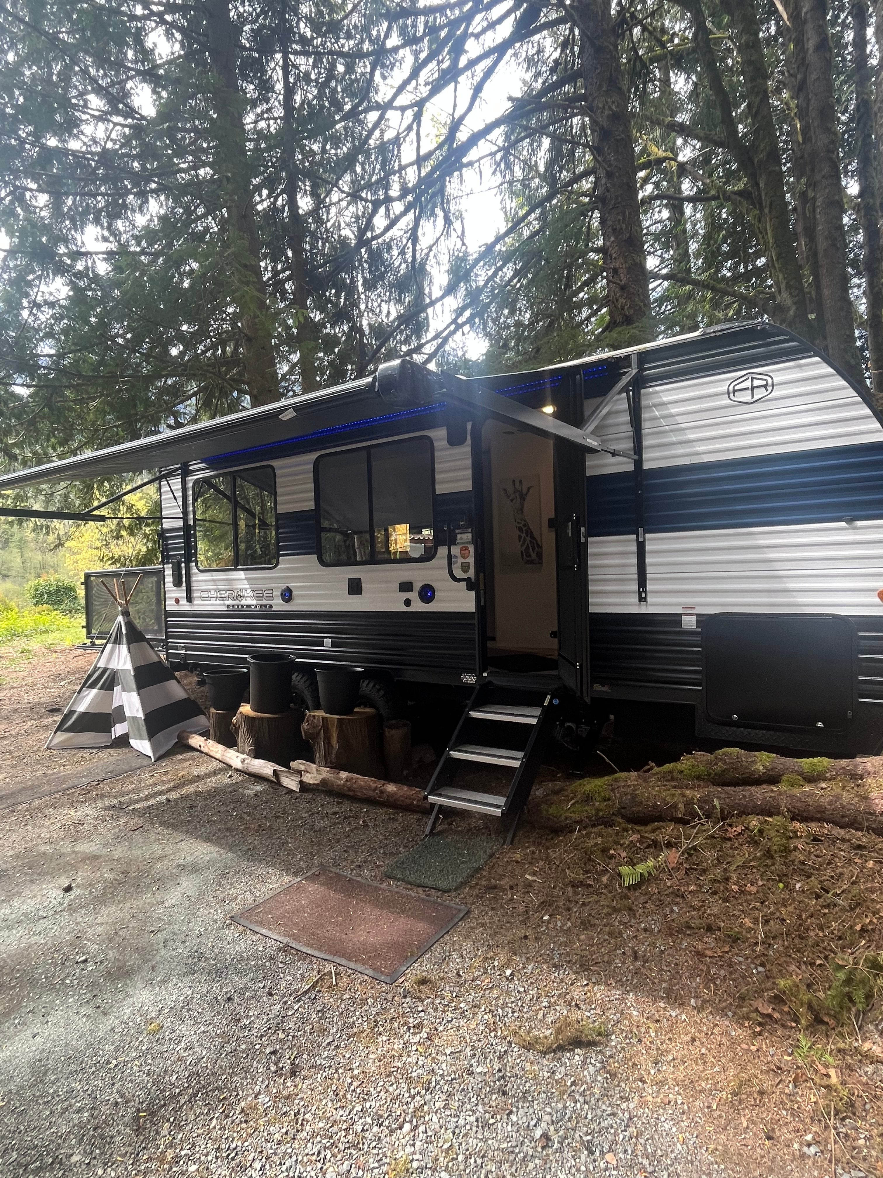 Sky River Glamp N Camp 🏕️🔥