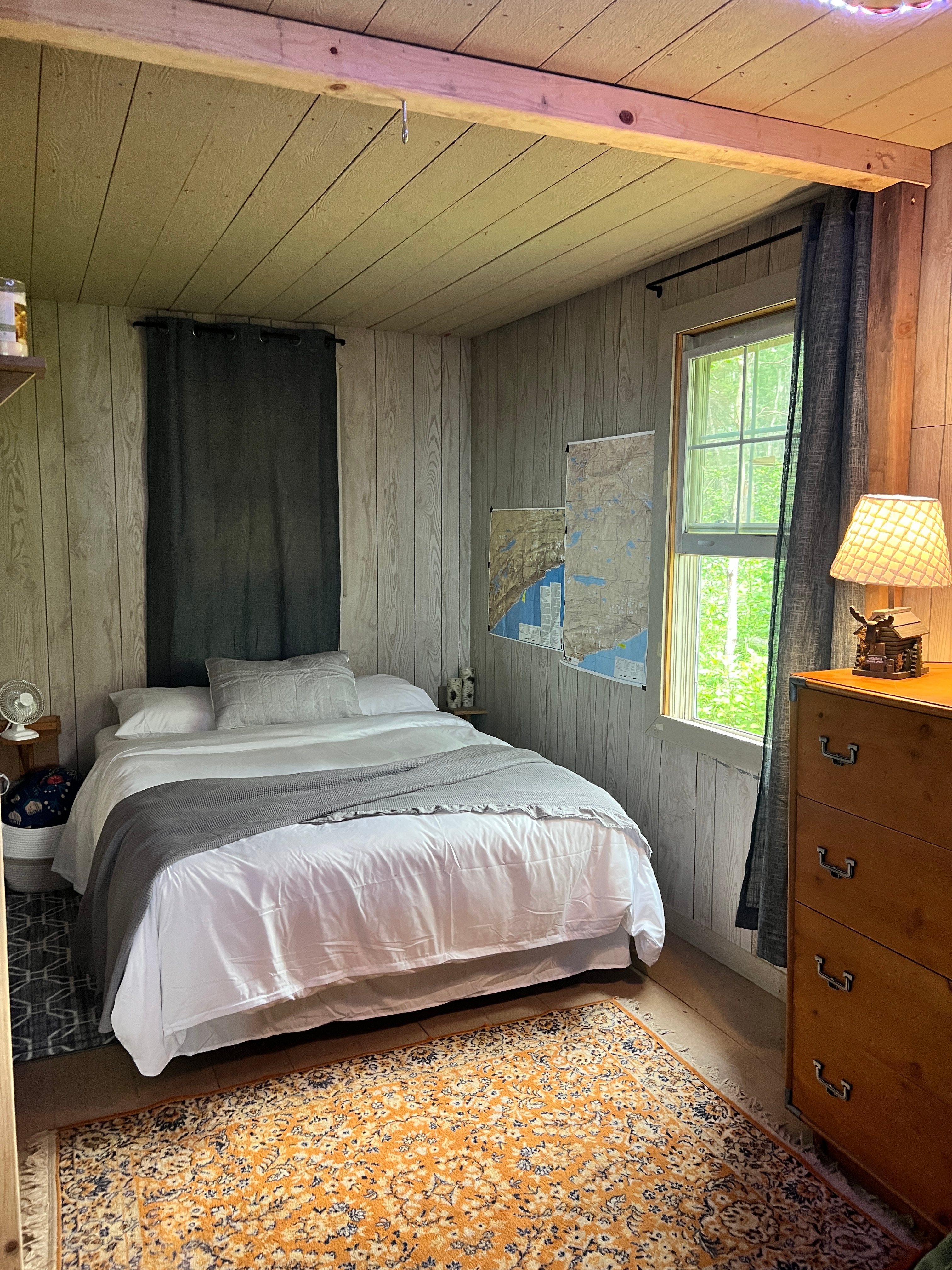 Bedroom with Queen bed 