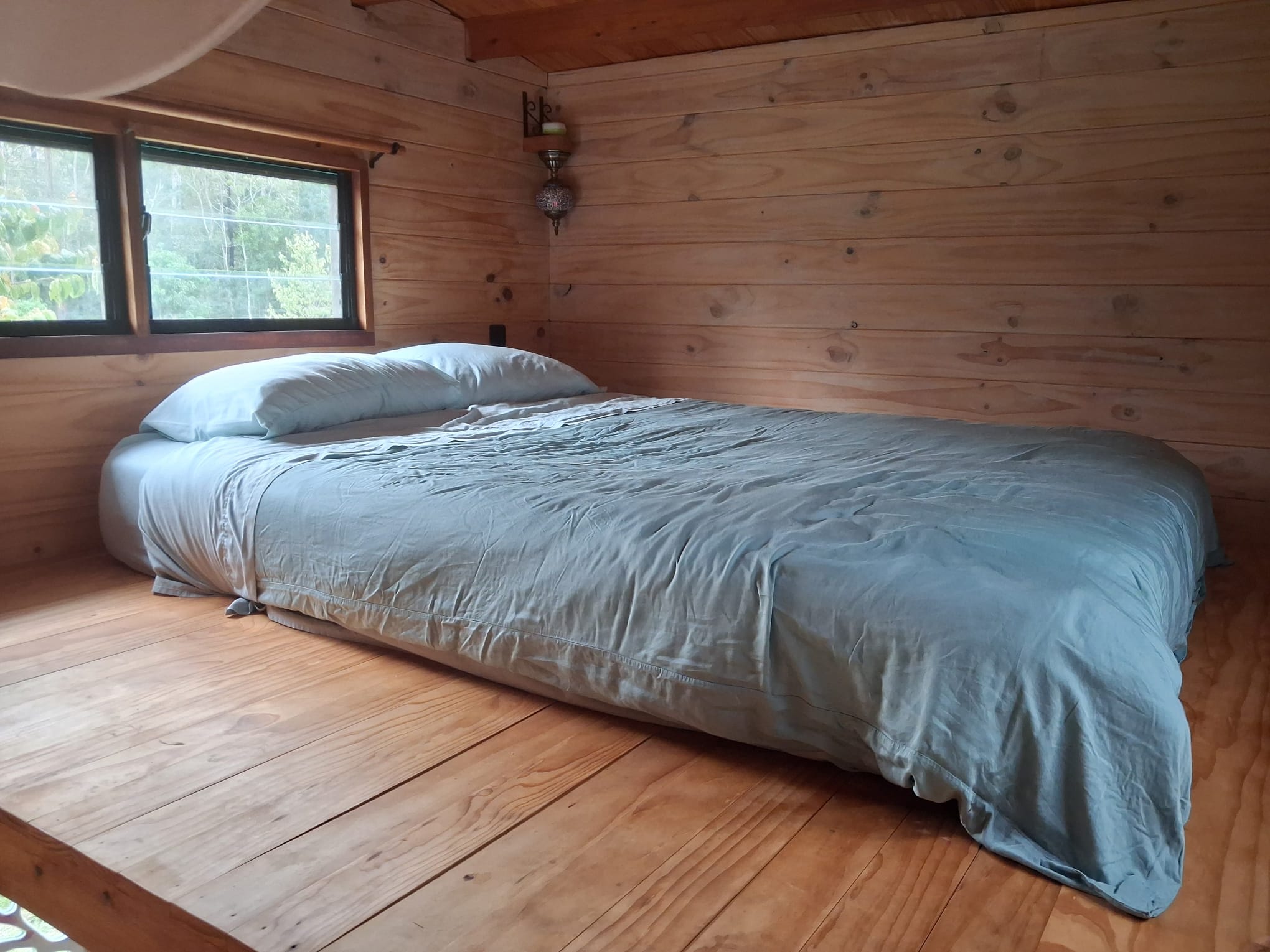 Queen bed, Loft, fresh linen.