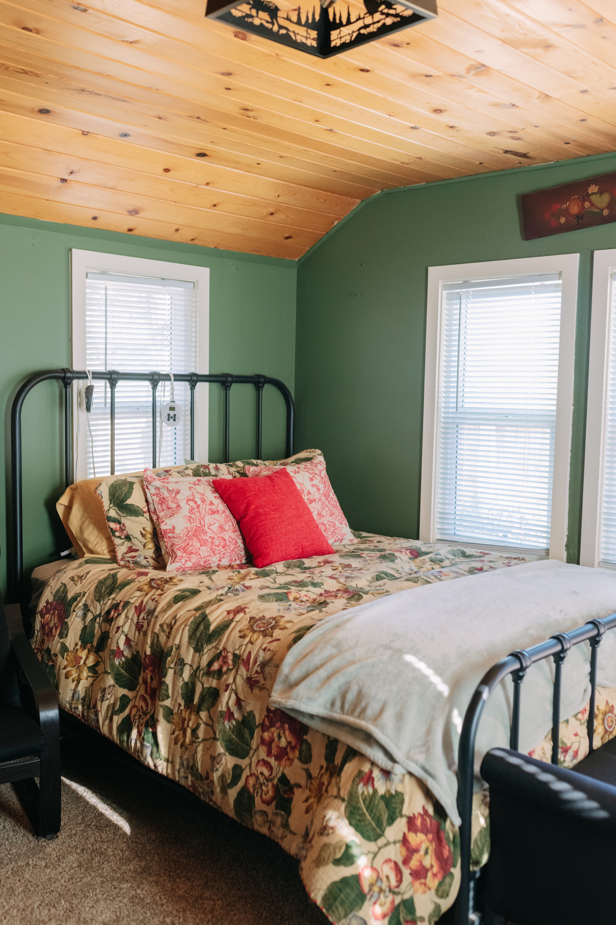 Cozy Queen bed with a heating blanket for the winter months.