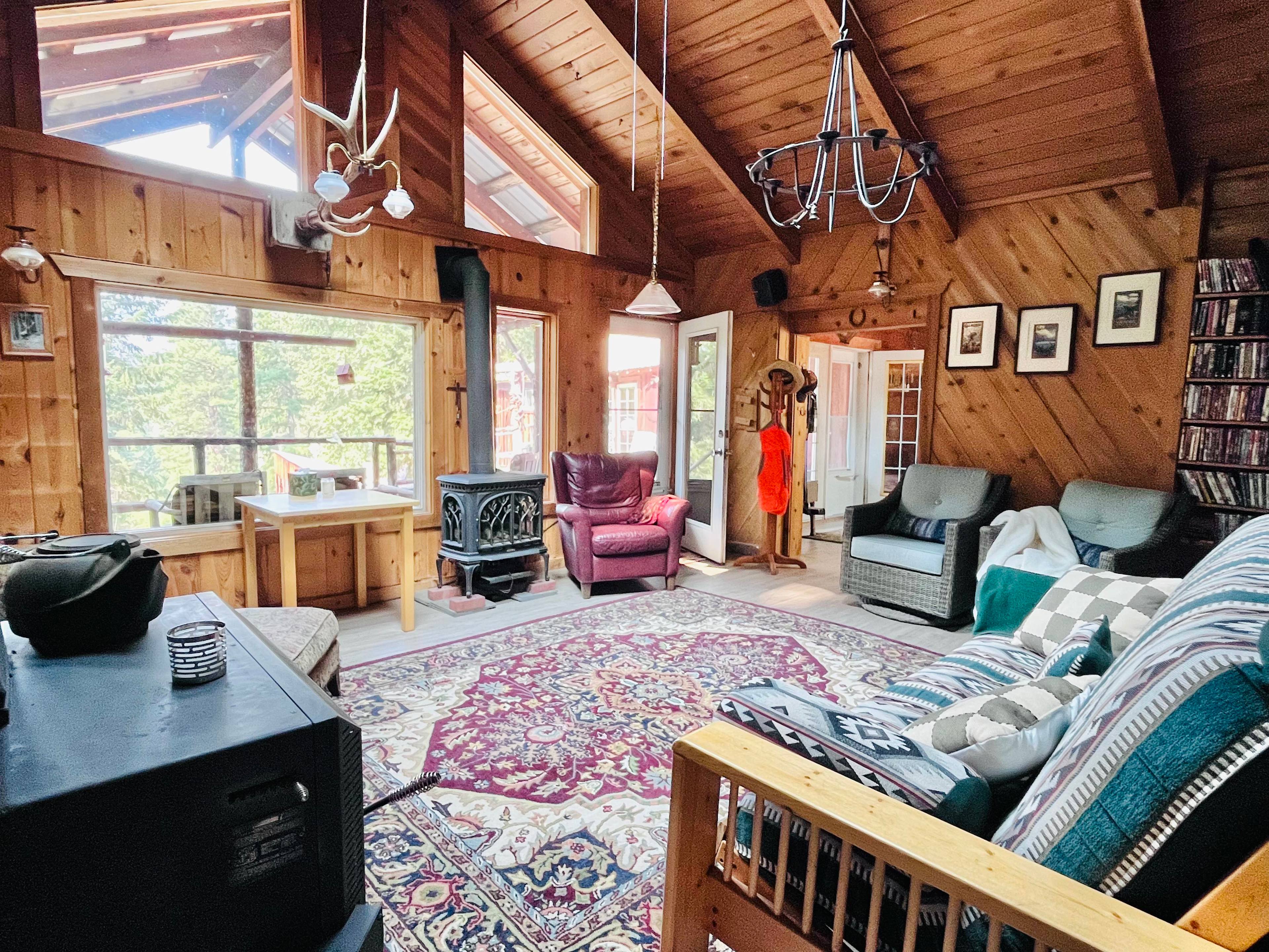 Rainier Mountain Escape 🌲 | Off-Grid Eco Lodge | Sleeps 14 | 20 Acres + Wildlife