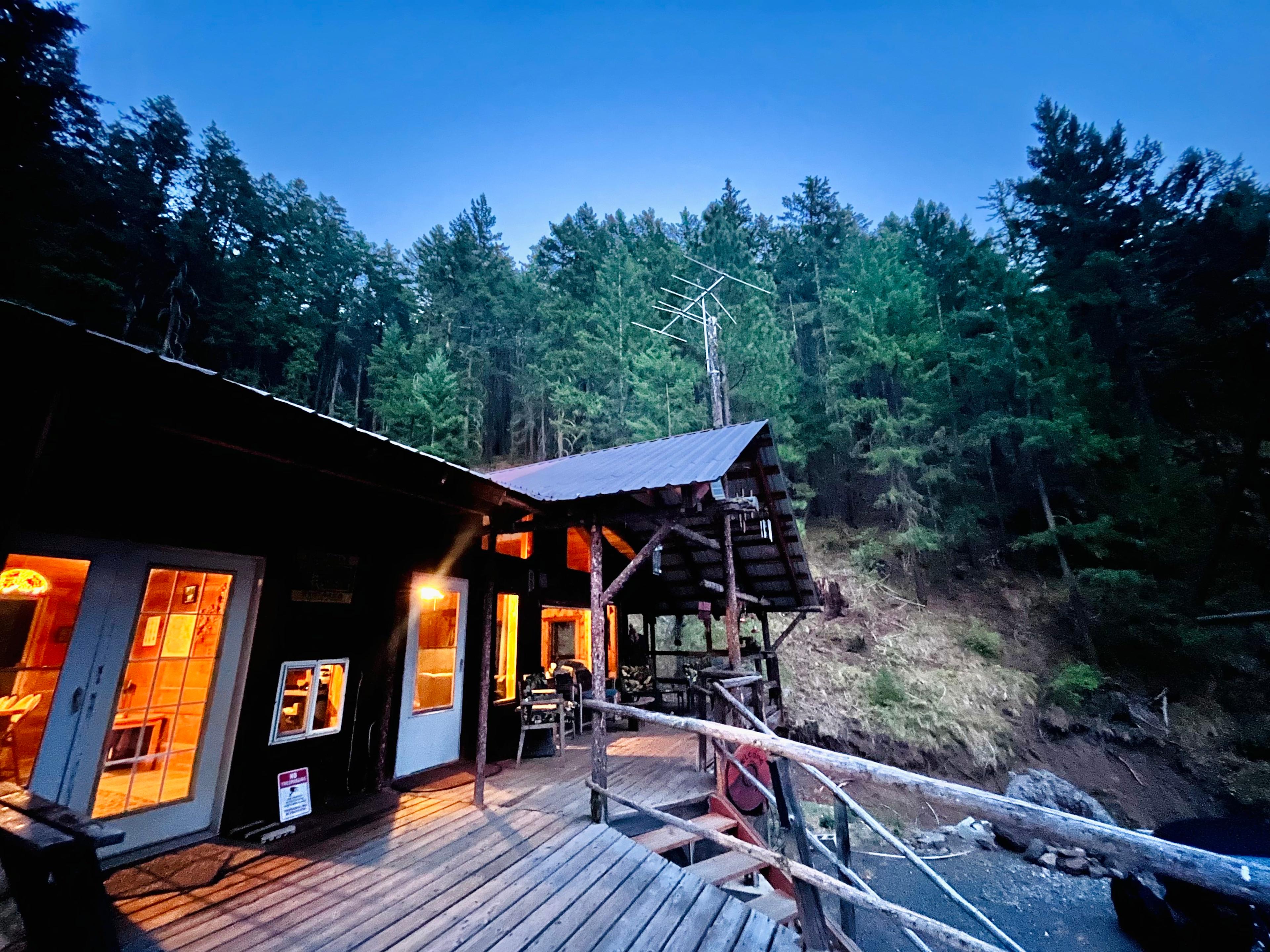 Rainier Mountain Escape 🌲 | Off-Grid Eco Lodge | Sleeps 14 | 20 Acres + Wildlife