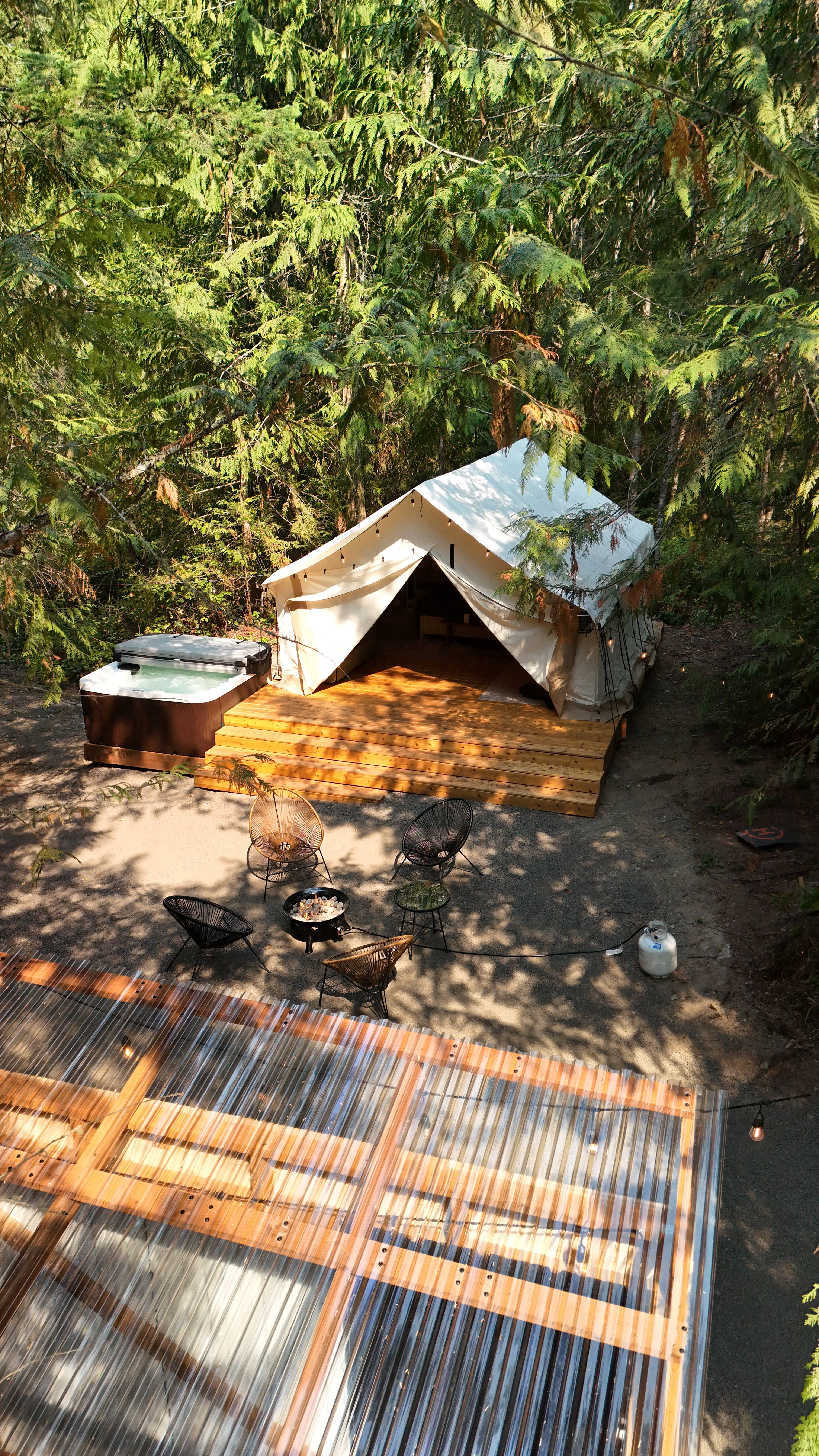 Under the Cedars - Glamping experience w/Hot Tub