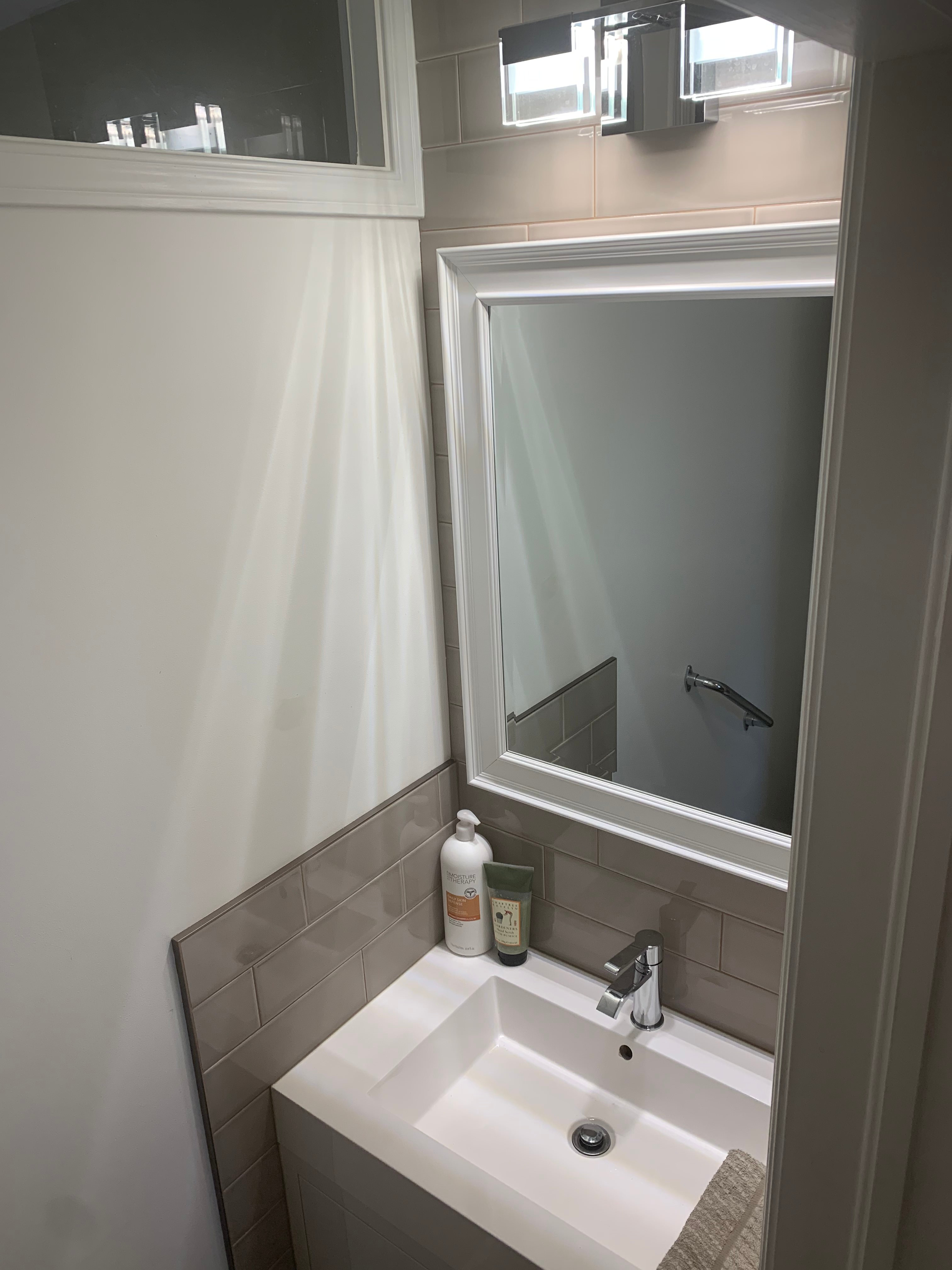 FARMSTAY SUITE - Private indoor half-bath.
