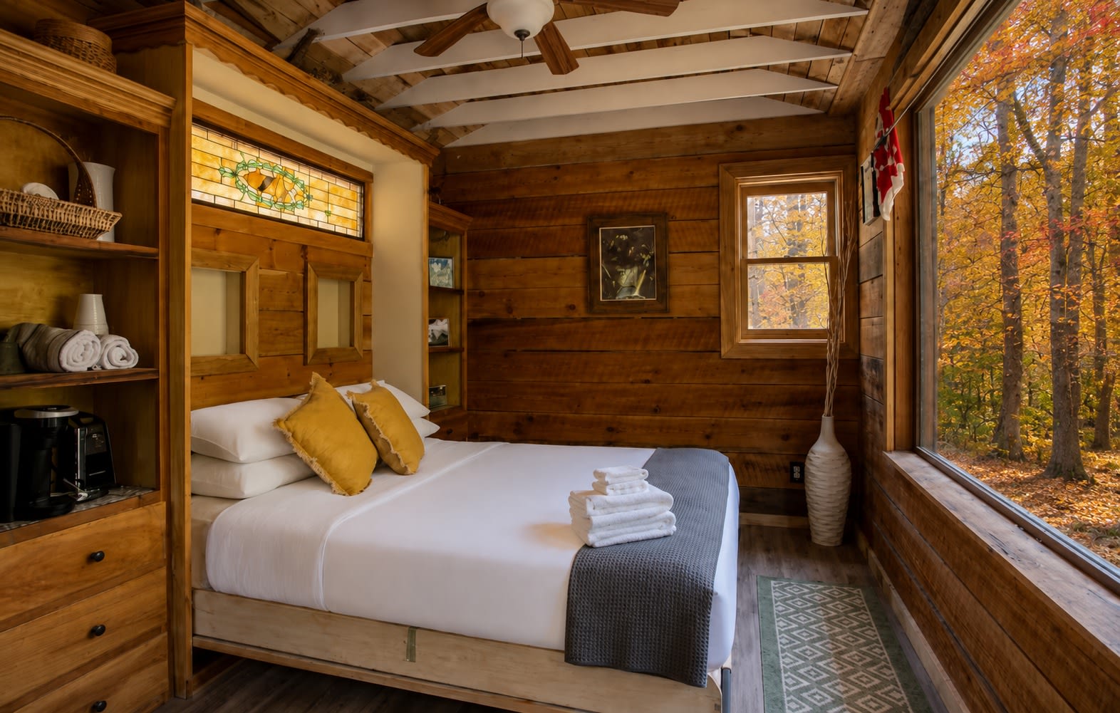 Let love linger a little longer. This cozy space with mountain view is made for moments you’ll never forget.